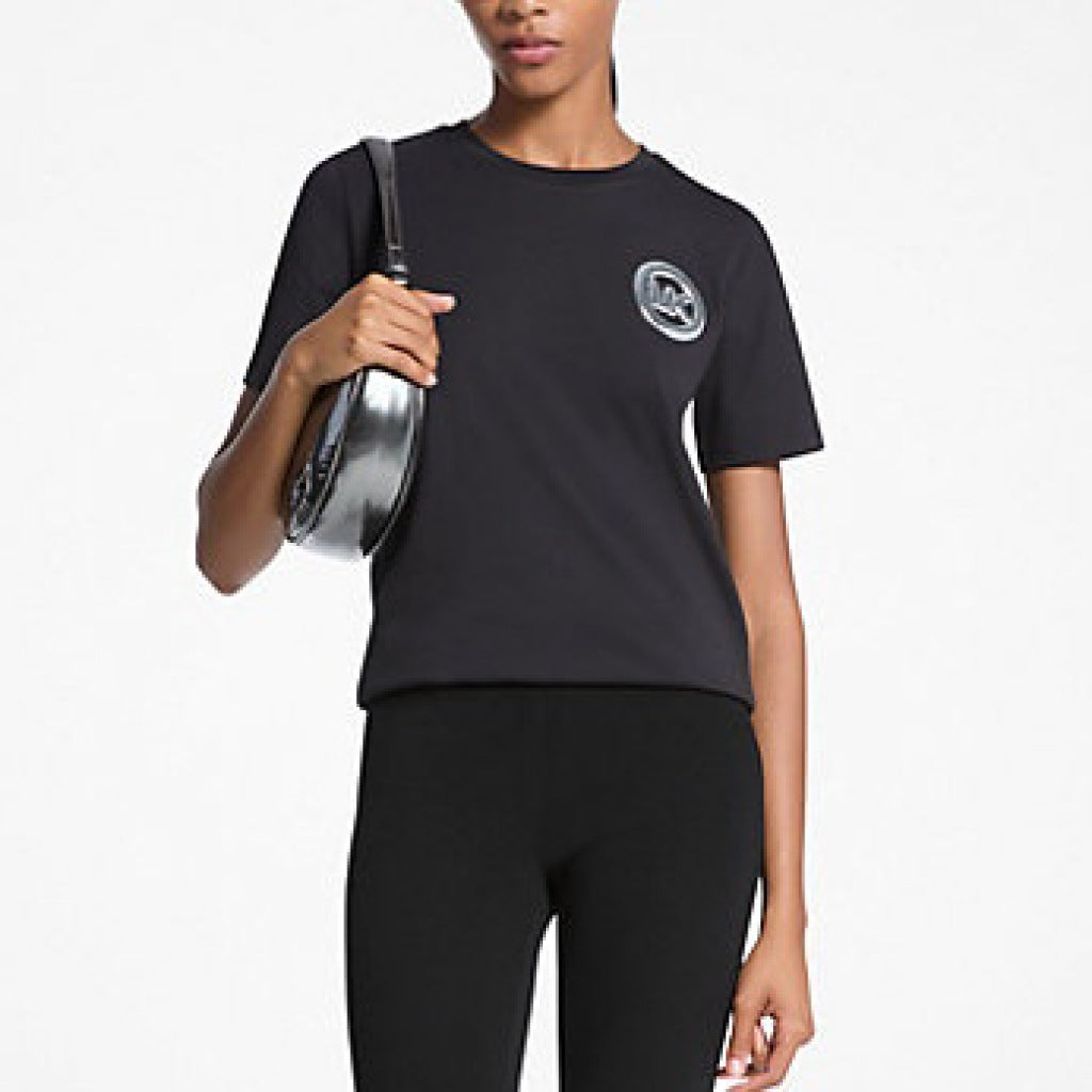 MICHAEL KORS MK CHARM SMALL TEE en color NEGRO (4)
