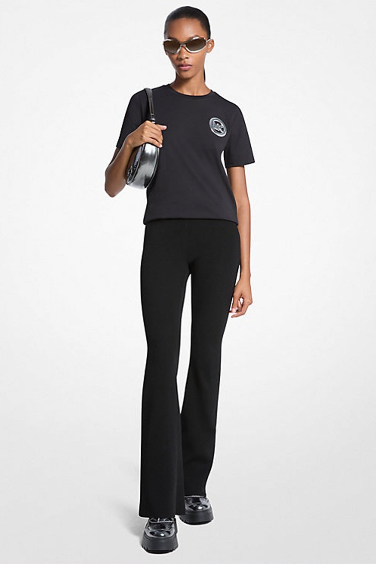 MICHAEL KORS MK CHARM SMALL TEE en color NEGRO (3)