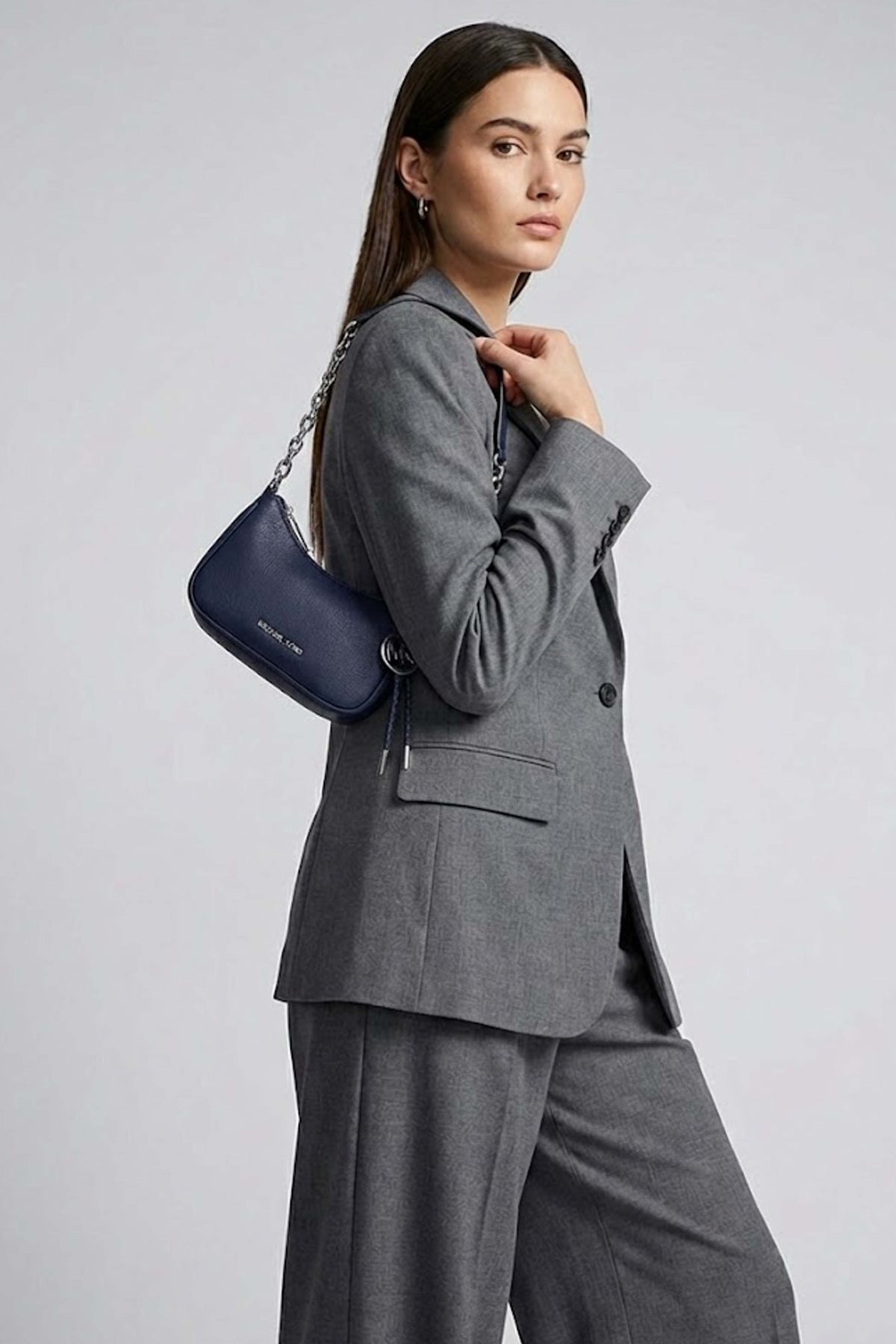 MICHAEL KORS MD CHAIN POUCHETTE en color AZUL (1)