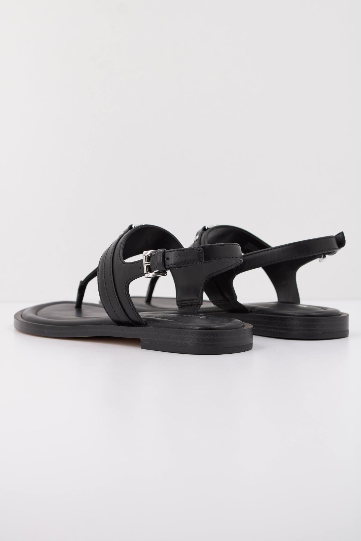 MICHAEL KORS MANDY THONG en color NEGRO (4)