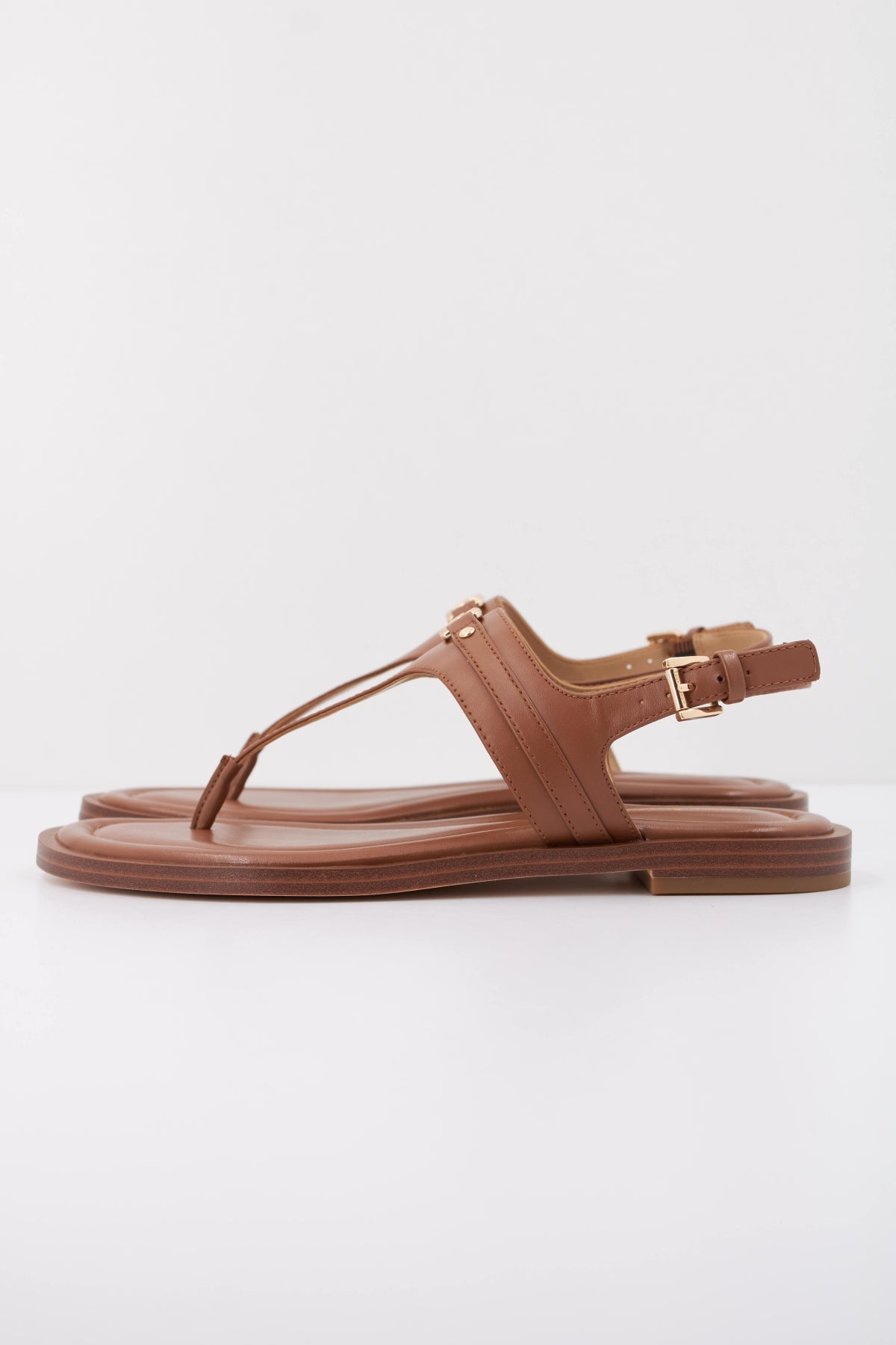 MICHAEL KORS MANDY THONG en color MARRON (1)