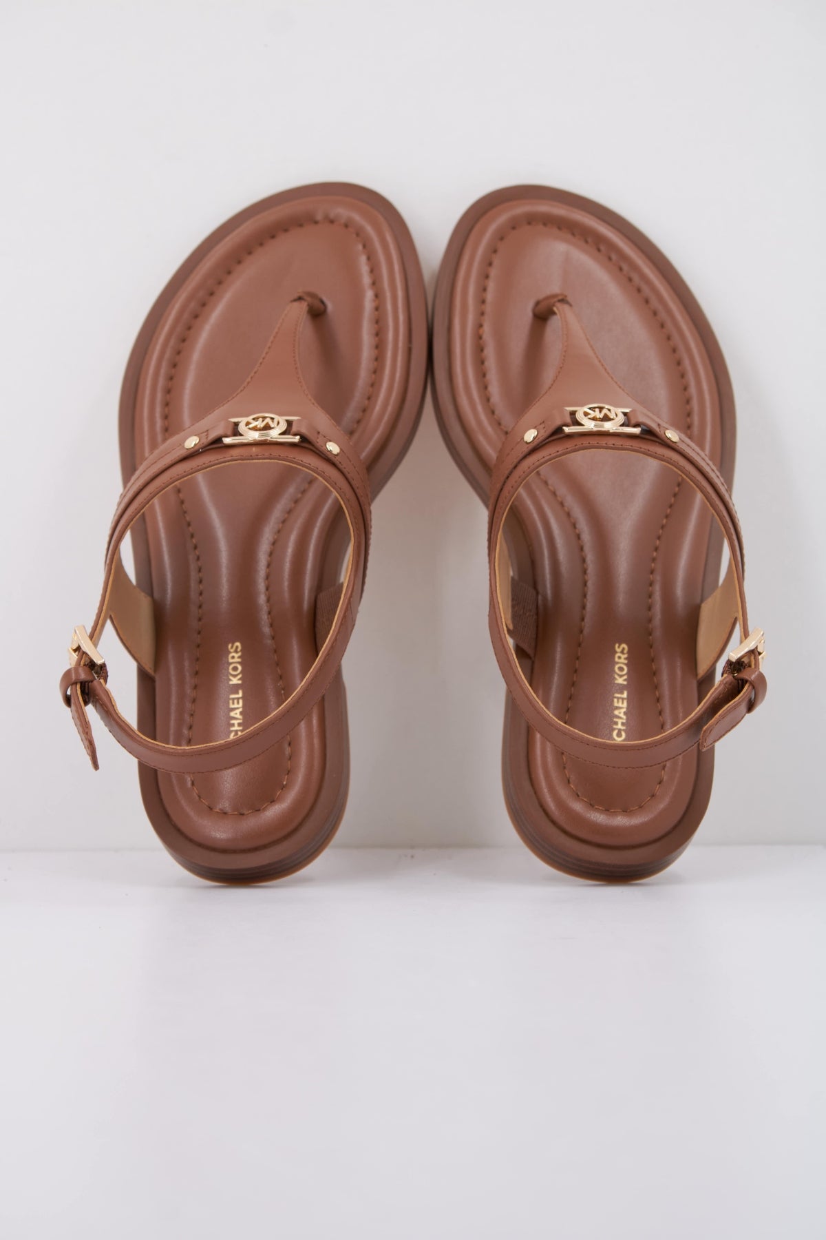 MICHAEL KORS MANDY THONG en color MARRON (3)