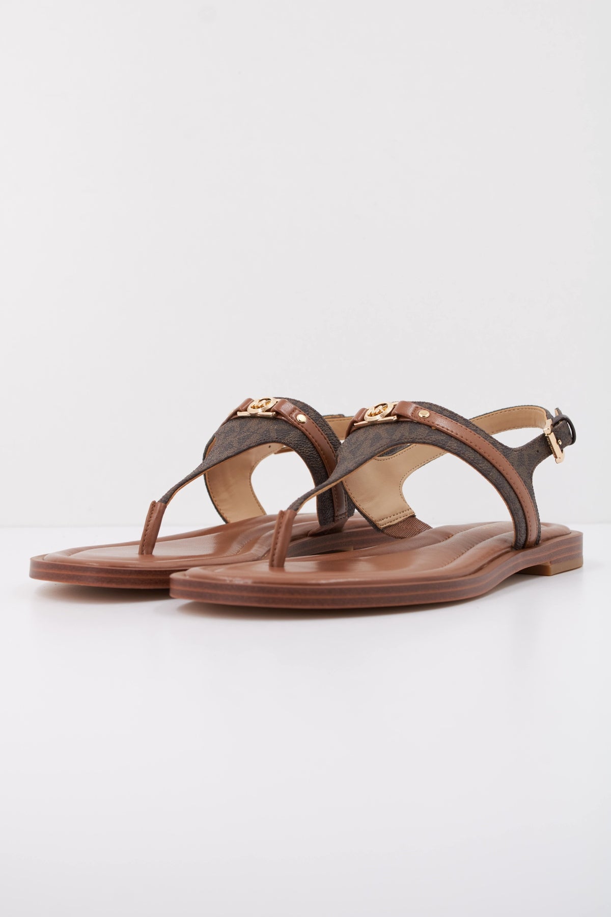 MICHAEL KORS MANDY THONG en color MARRON (2)