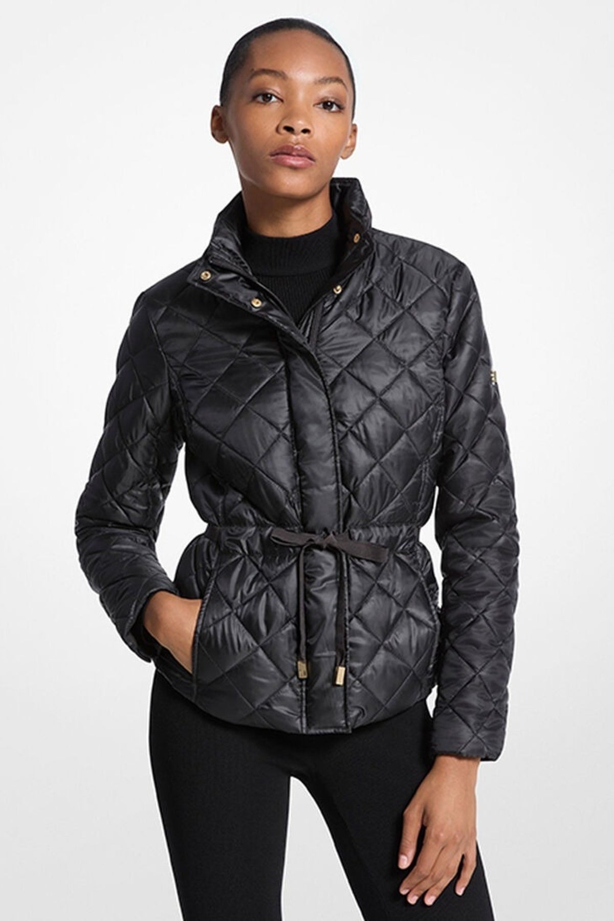 MICHAEL KORS MTIBSB ECO BELTED PCKBL PUFFR en color NEGRO (1)