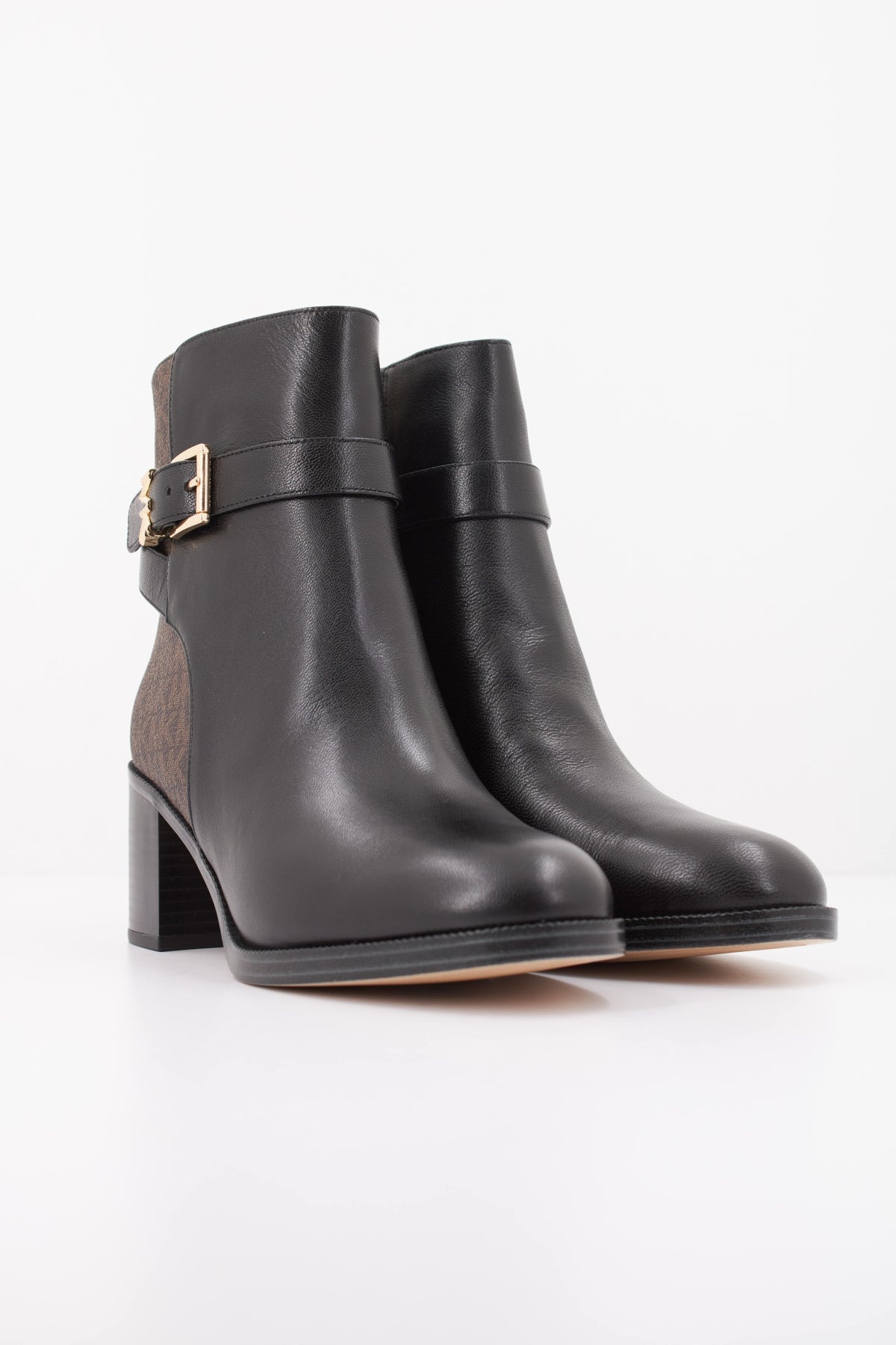 MICHAEL KORS TRCMEL RACHEL HEELED BOOTIE en color NEGRO (2)
