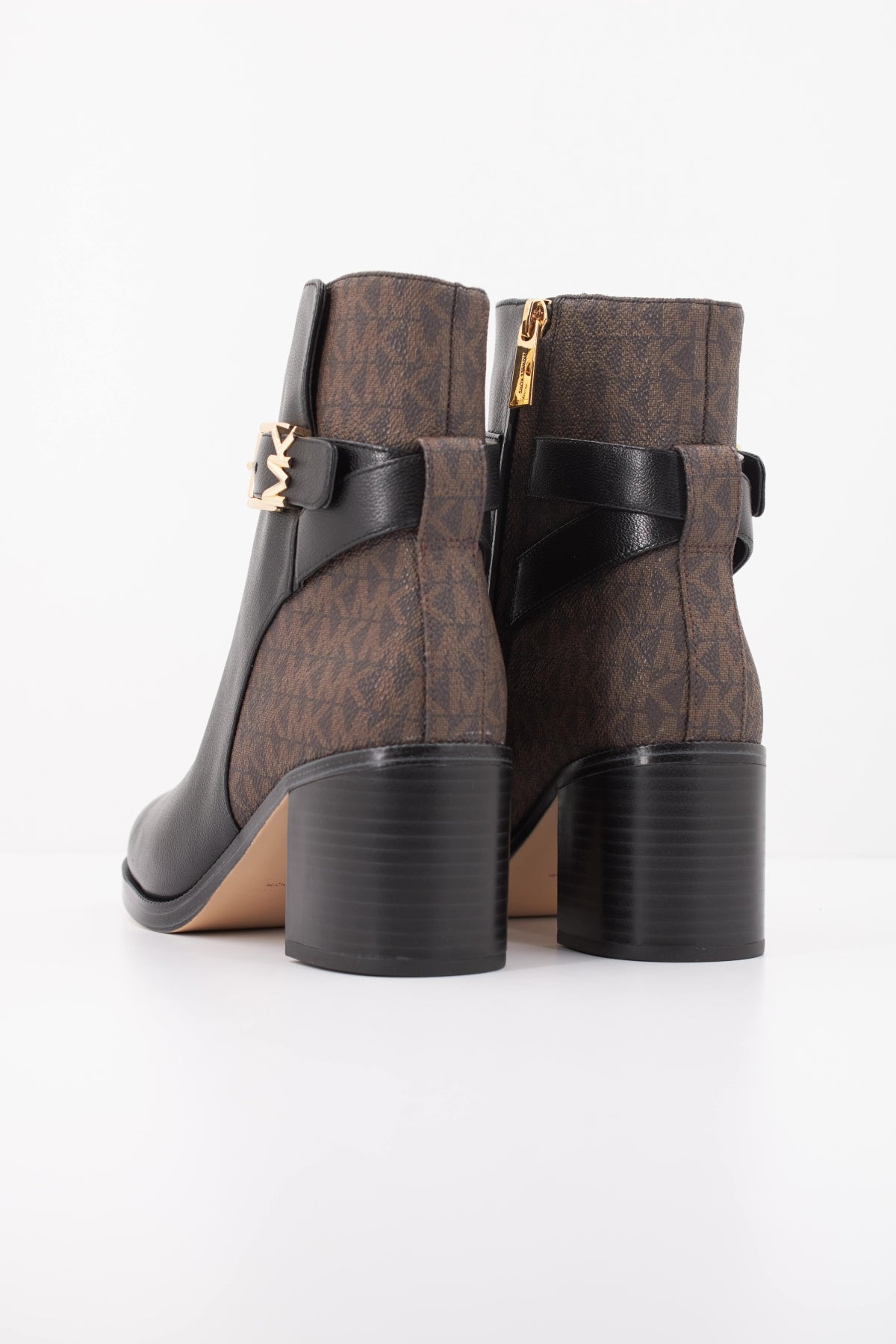 MICHAEL KORS TRCMEL RACHEL HEELED BOOTIE en color NEGRO (4)