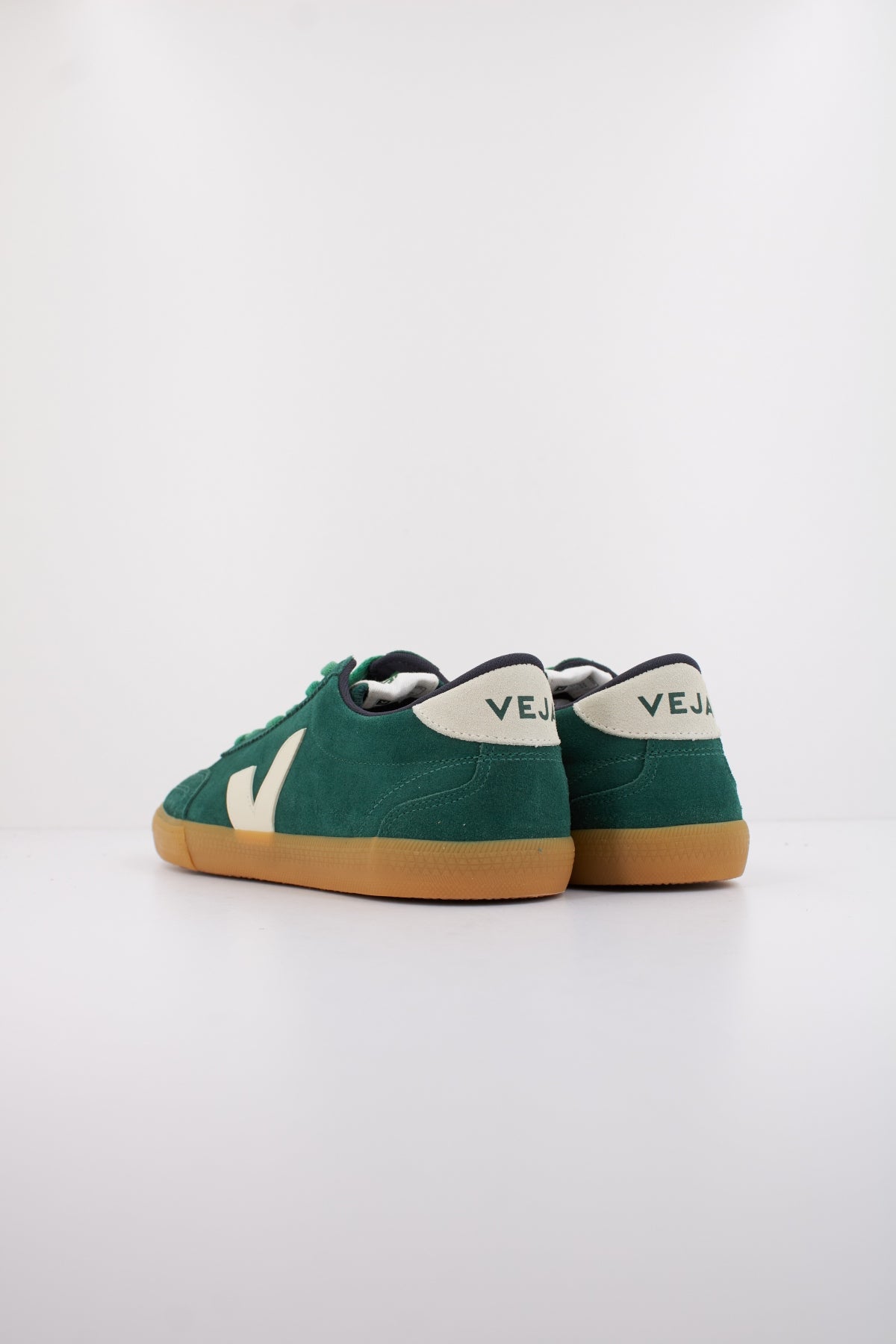 VEJA VOLLEY SUEDE en color VERDE (4)