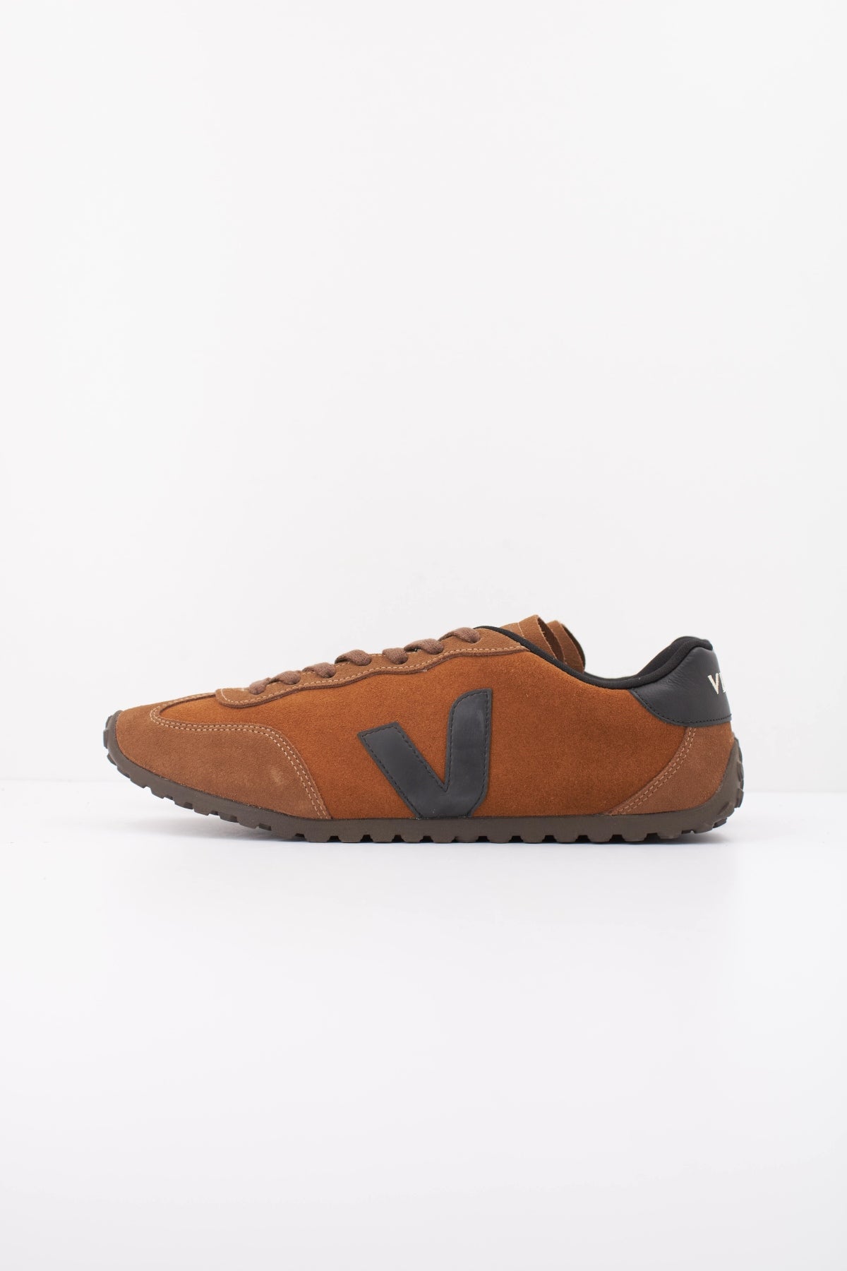VEJA AIB GT en color MARRON (1)
