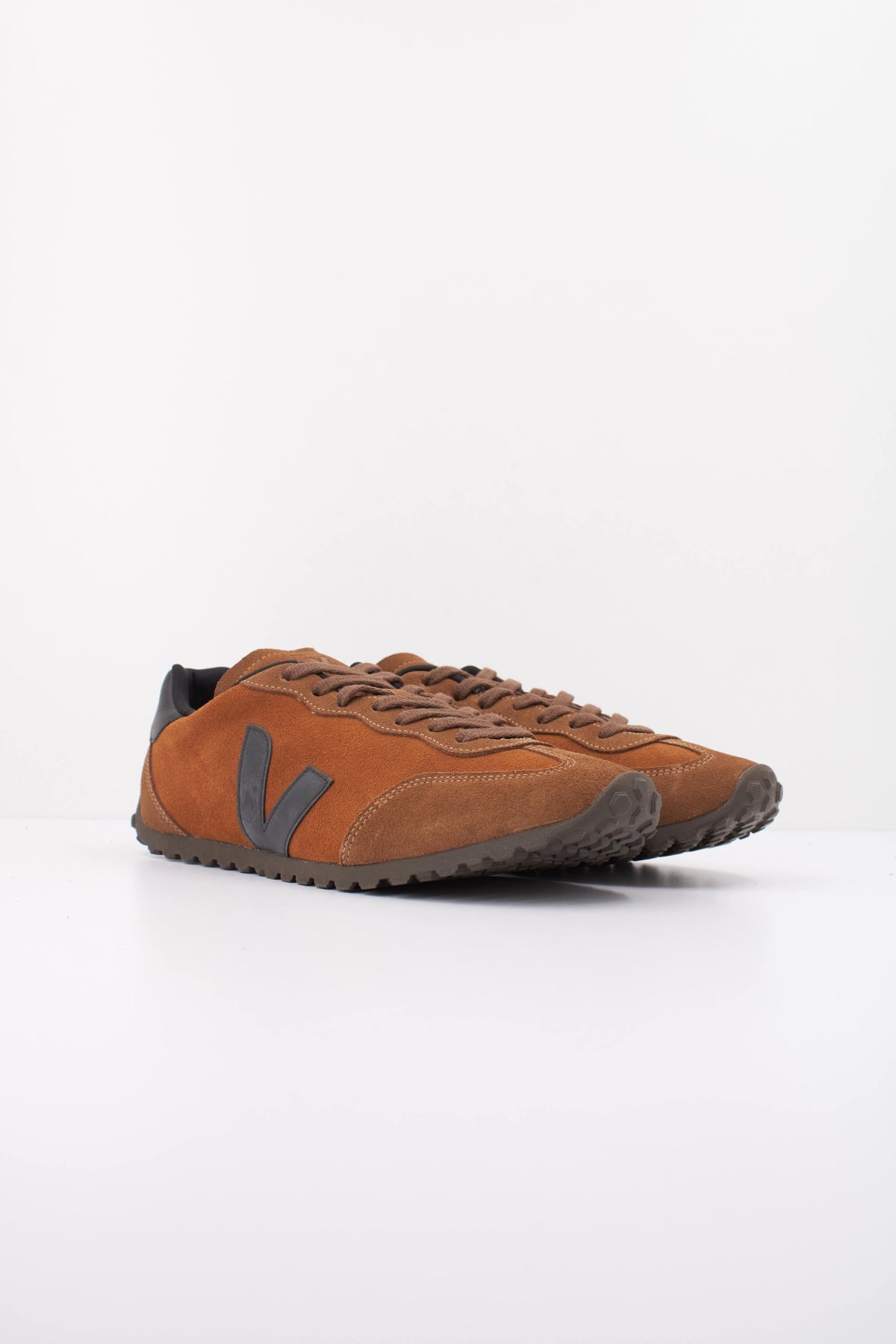 VEJA AIB GT en color MARRON (2)