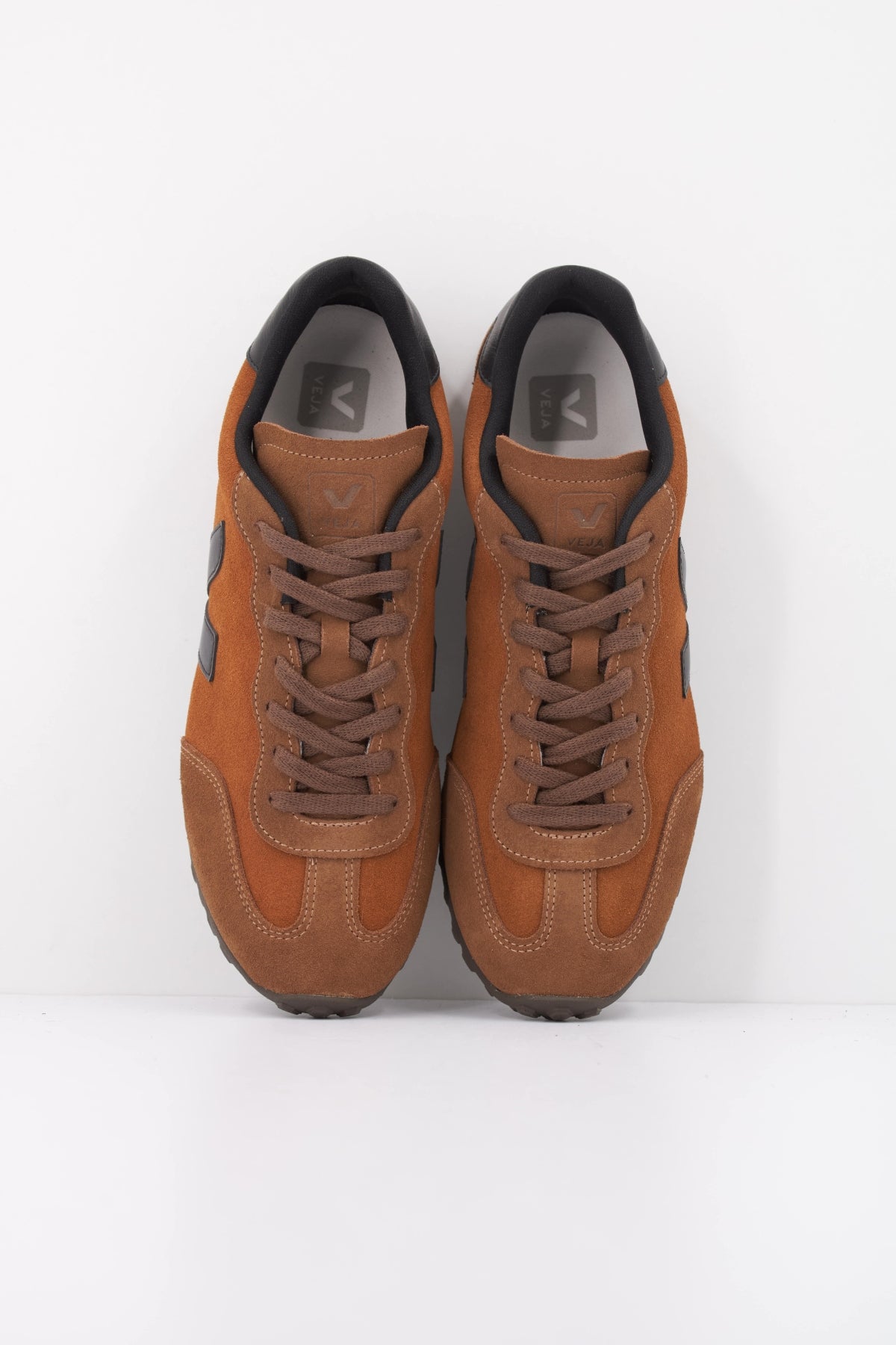 VEJA AIB GT en color MARRON (3)