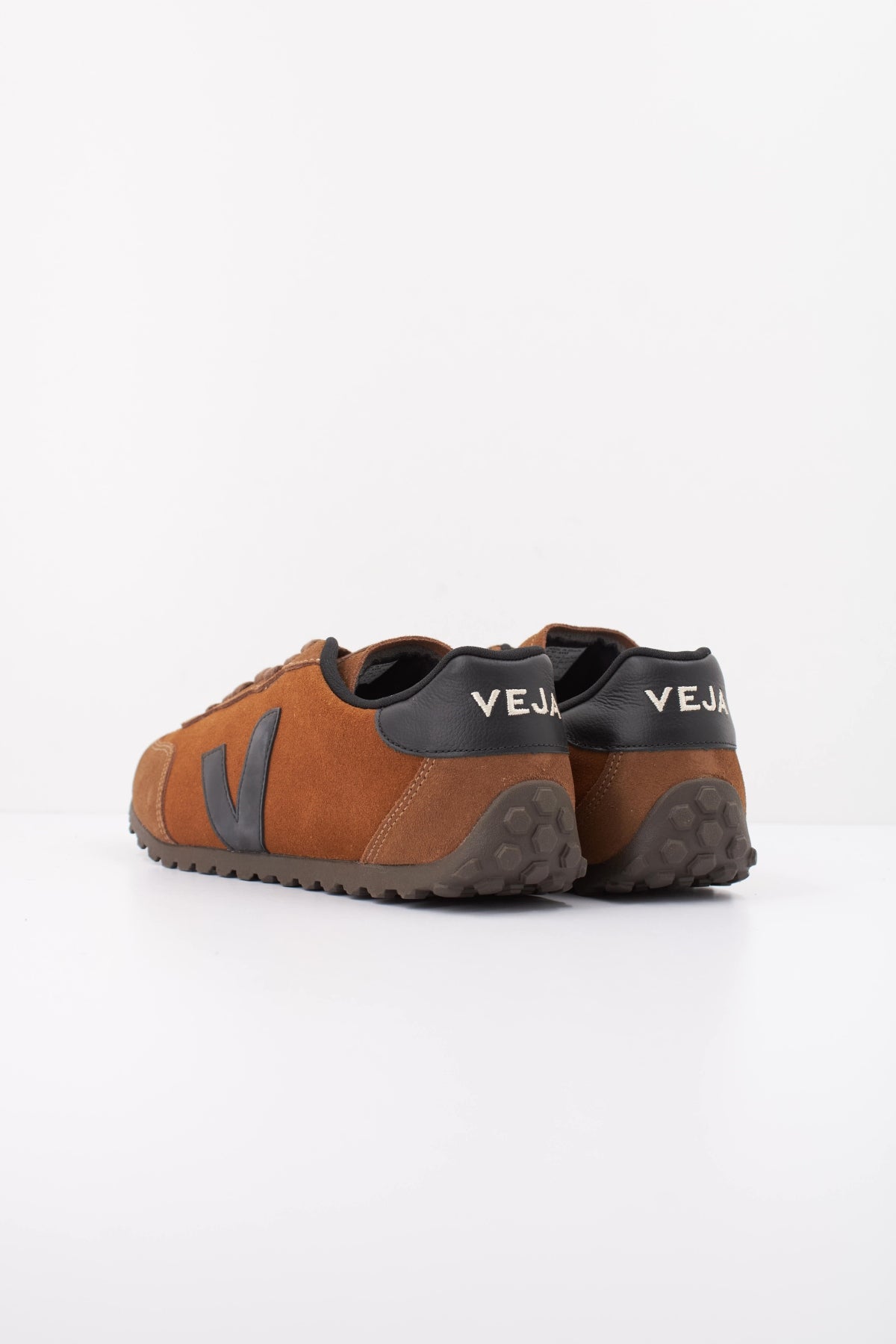 VEJA AIB GT en color MARRON (4)