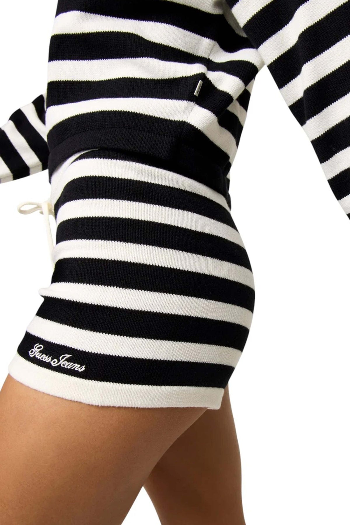 GUESS JEANS GJ STRIPED SWTR SHORT en color NEGRO (4)