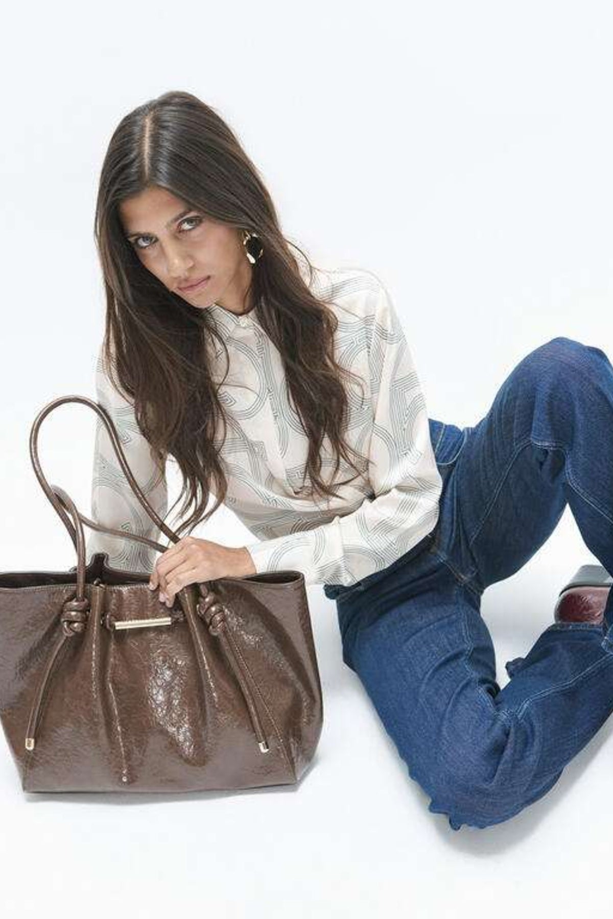 LOLA CASADEMUNT SHOPPER WITH METAL TUBE DETAIL WITH DIE- en color MARRON (1)