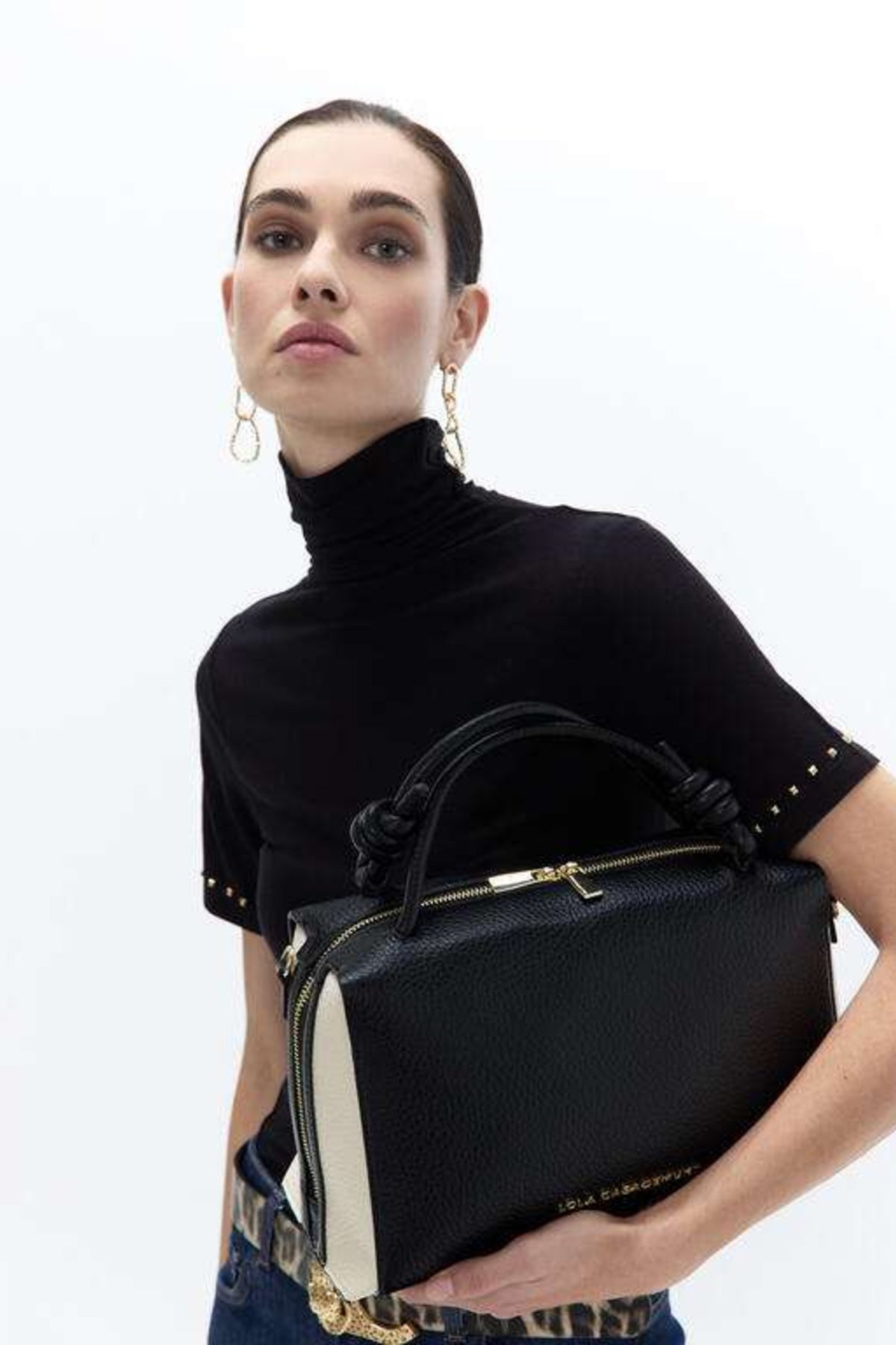 LOLA CASADEMUNT TWO-TONE LEATHER-EFFECT BOWLING en color NEGRO (1)