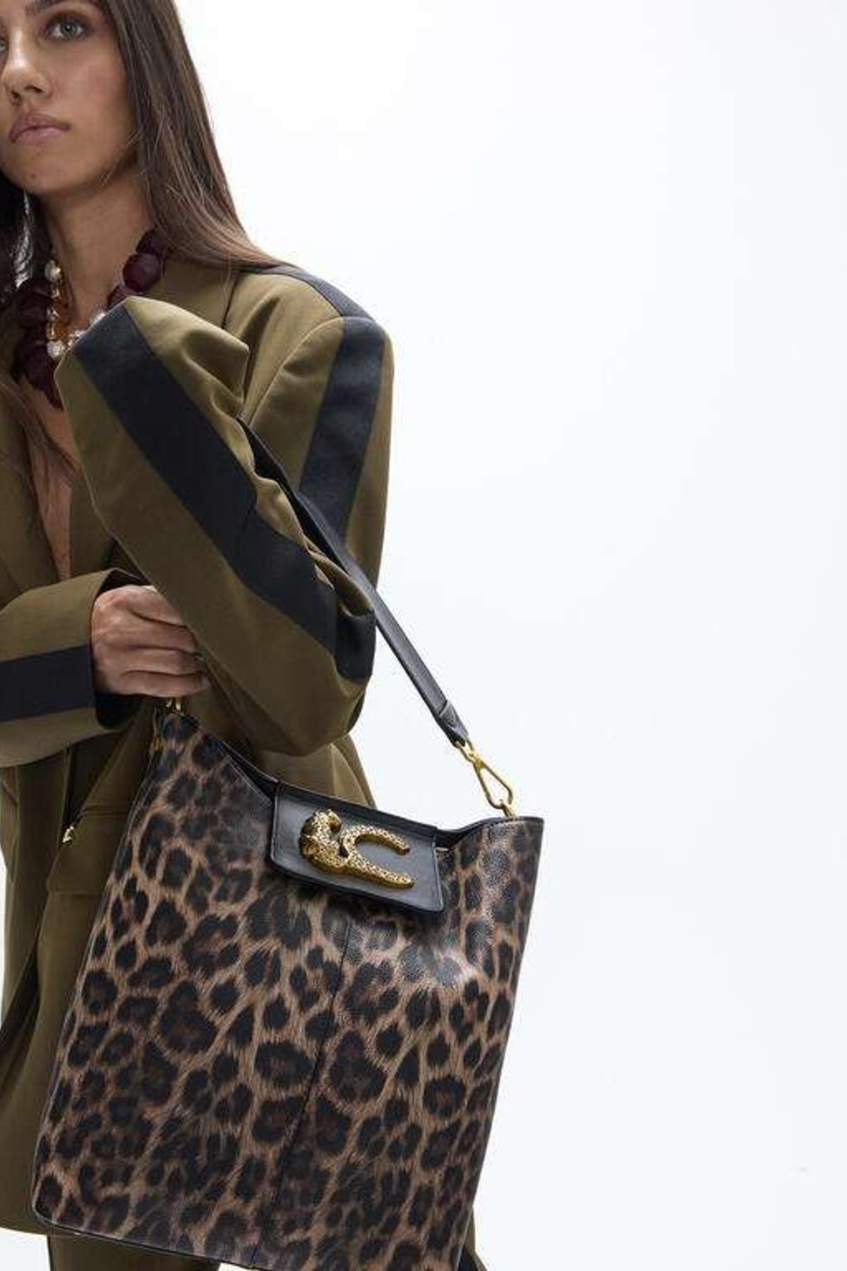 LOLA CASADEMUNT SHOPPER WITH CHAIN DETAIL AND LEATHER-EF en color ANIMAL PRINT (1)