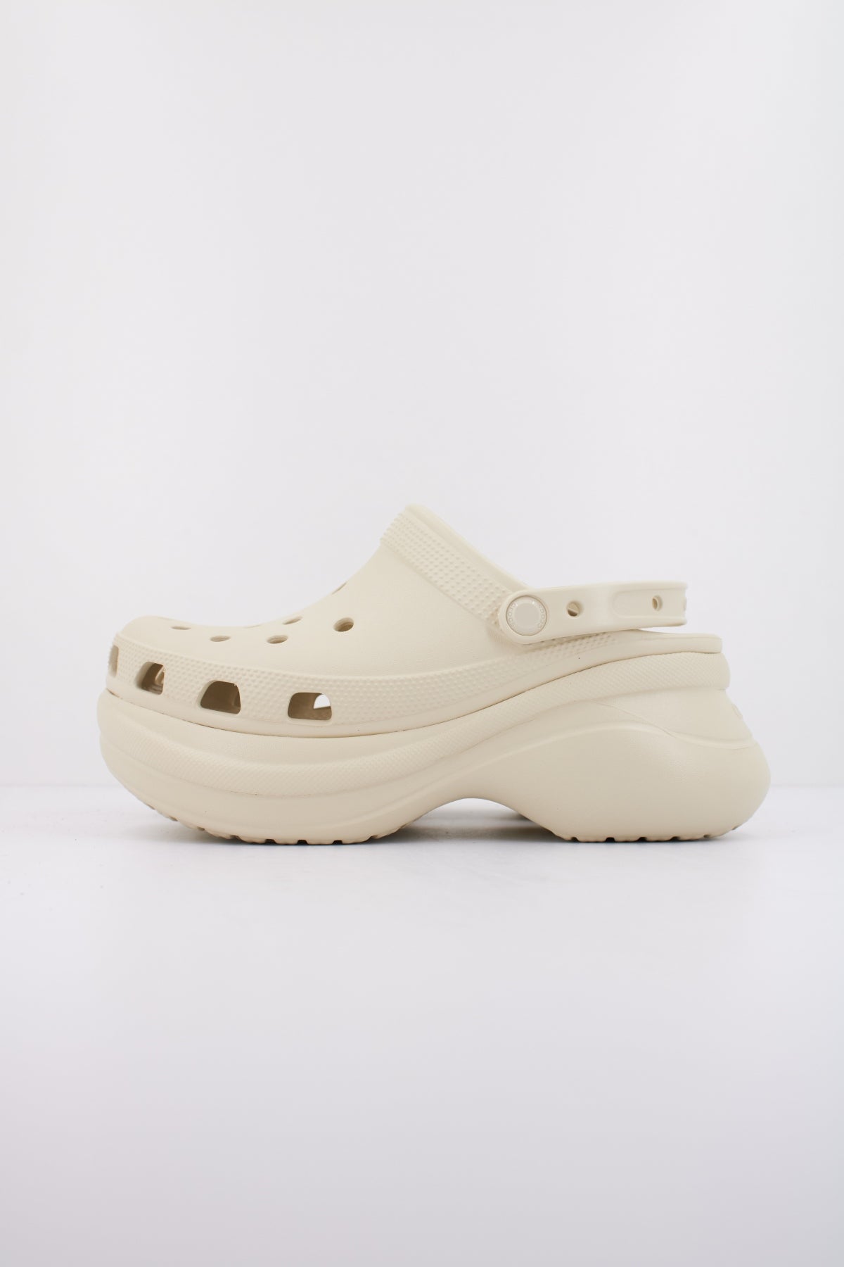CROCS CLASSIC BAE CLOG en color BEIS (1)