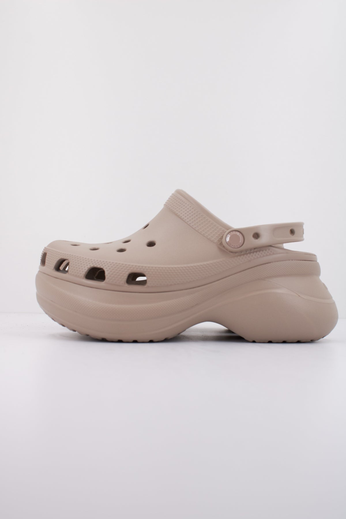 CROCS CLASSIC BAE CLOG en color MARRON CLARO (1)