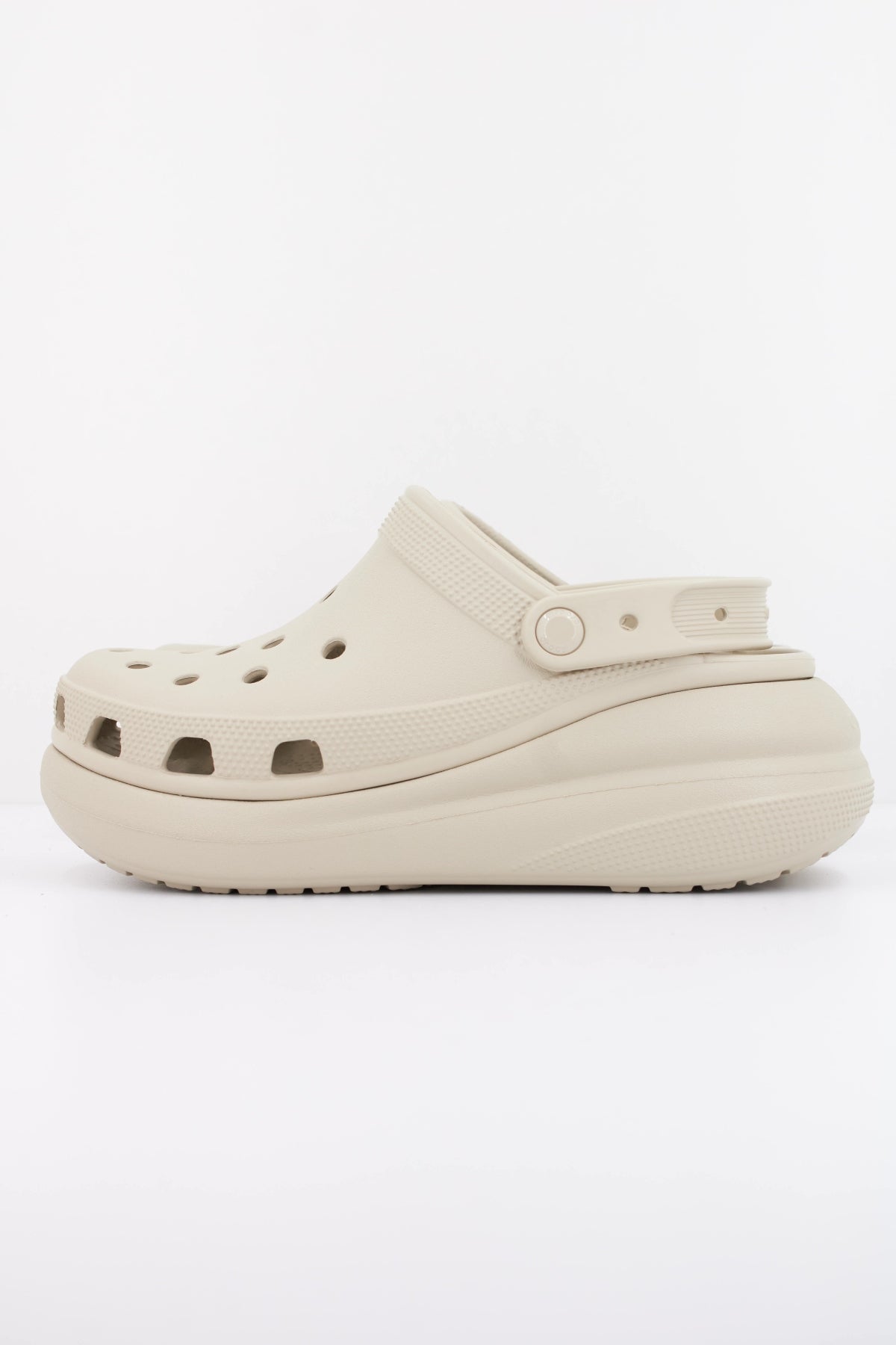 CROCS CLASSIC CRUSH CLOG en color MARRON CLARO (1)