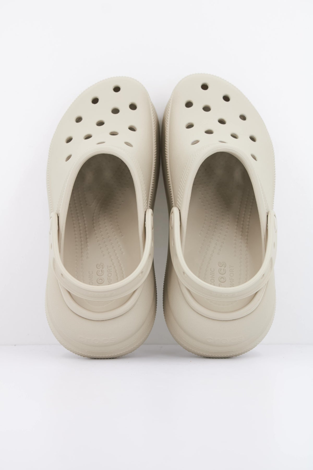 CROCS CLASSIC CRUSH CLOG en color MARRON CLARO (3)