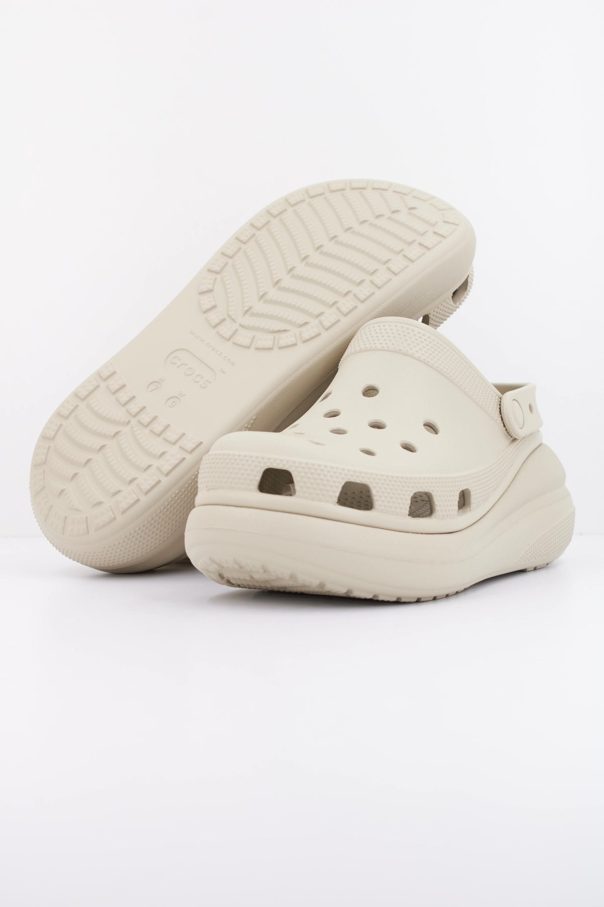 CROCS CLASSIC CRUSH CLOG en color MARRON CLARO (5)