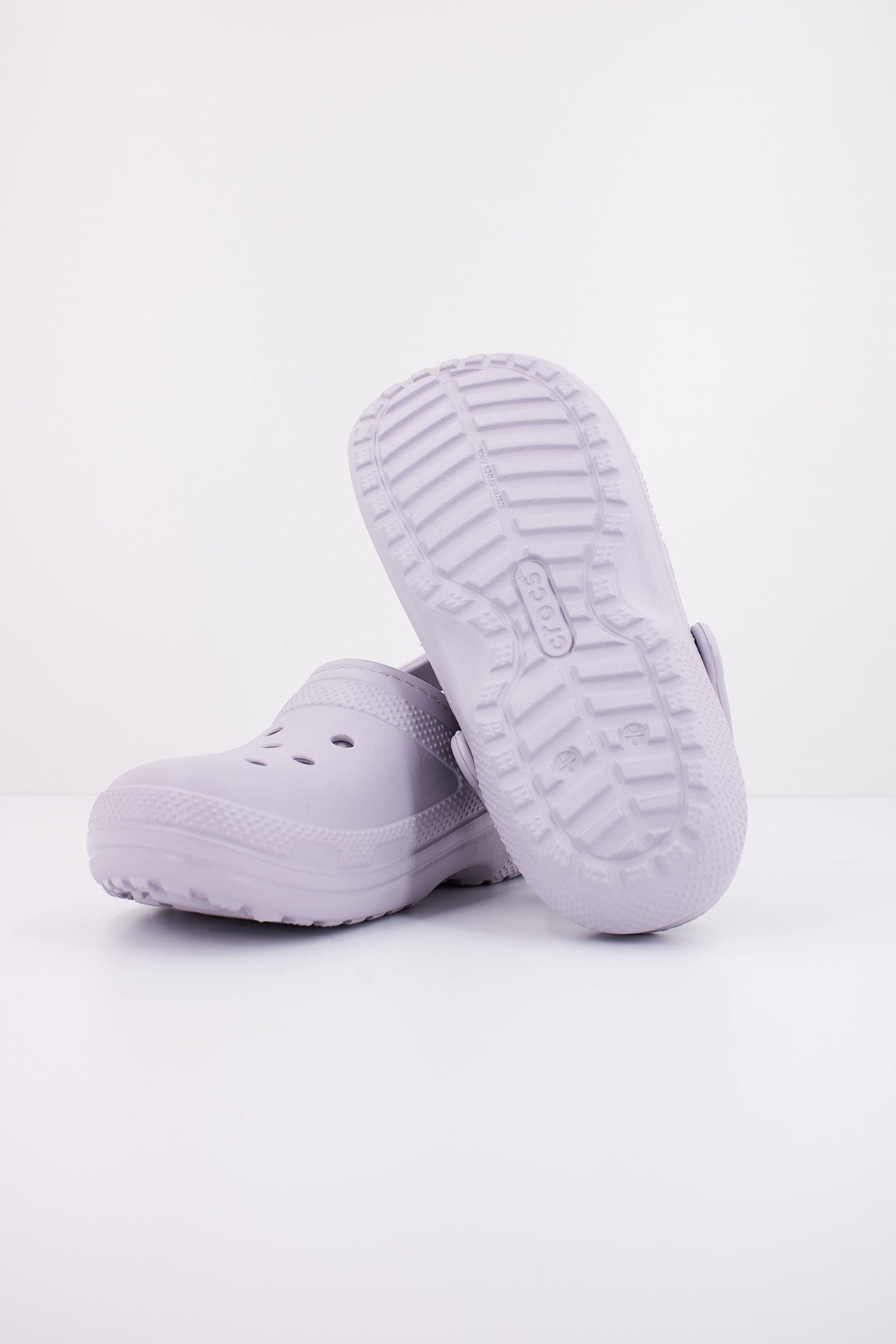CROCS CLASSIC LINED CLOG en color VIOLETA (5)