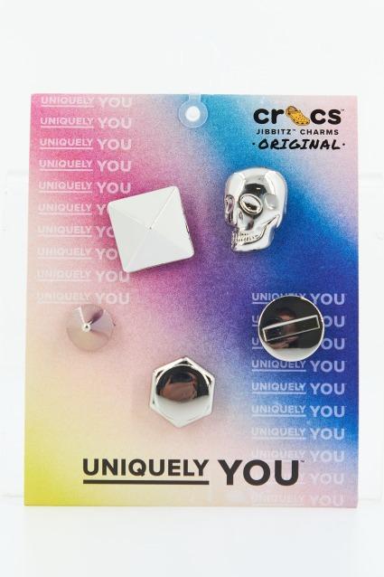 CROCS PUNK IS NOT DEAD PACK en color PLATA (1)