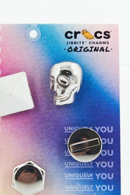 CROCS PUNK IS NOT DEAD PACK en color PLATA (3)