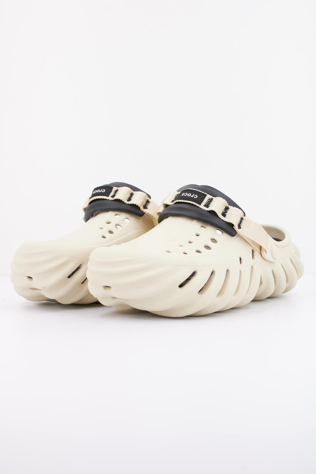 CROCS ECHO U en color BEIS (2)