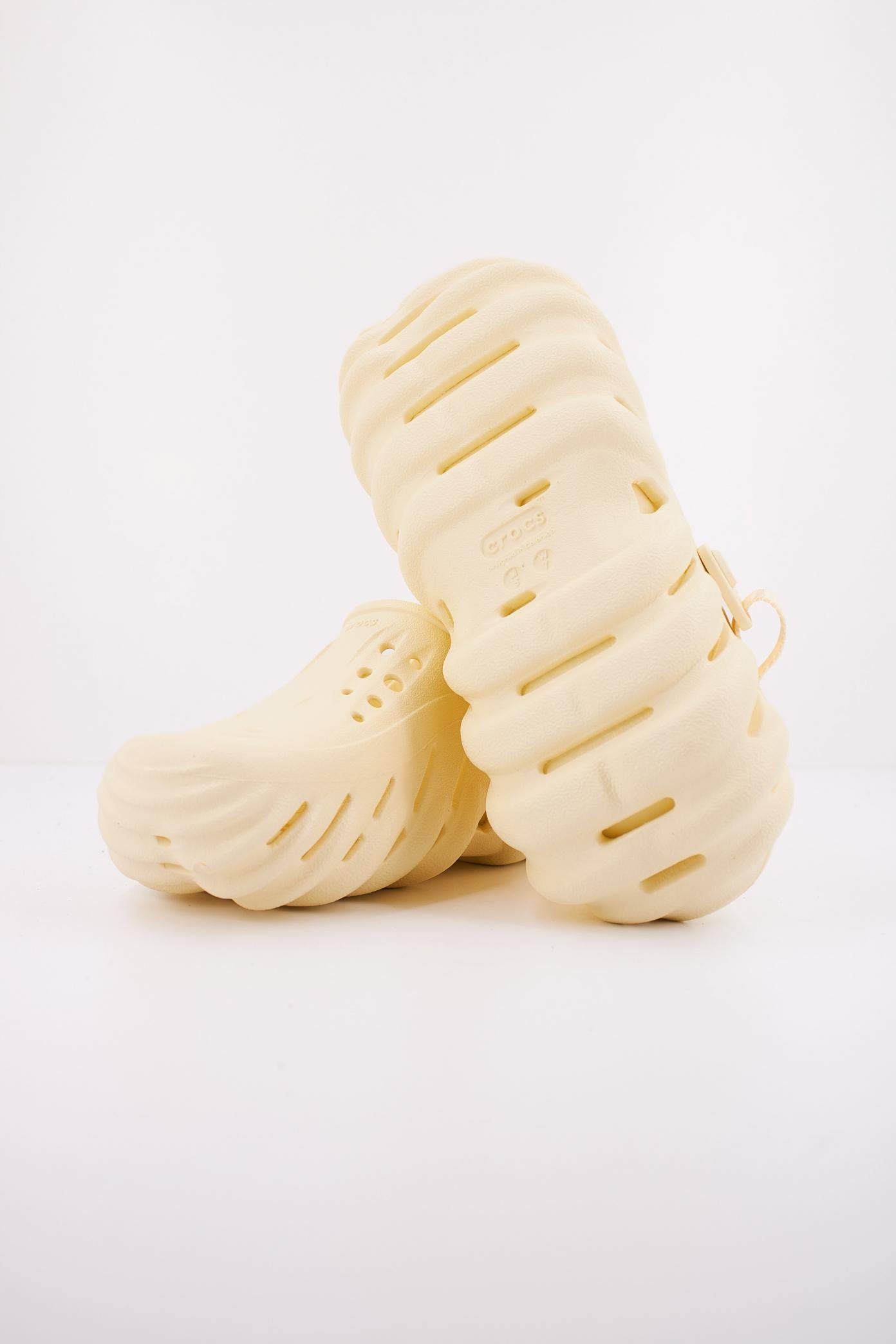 CROCS ECHO CLOG en color AMARILLO (5)