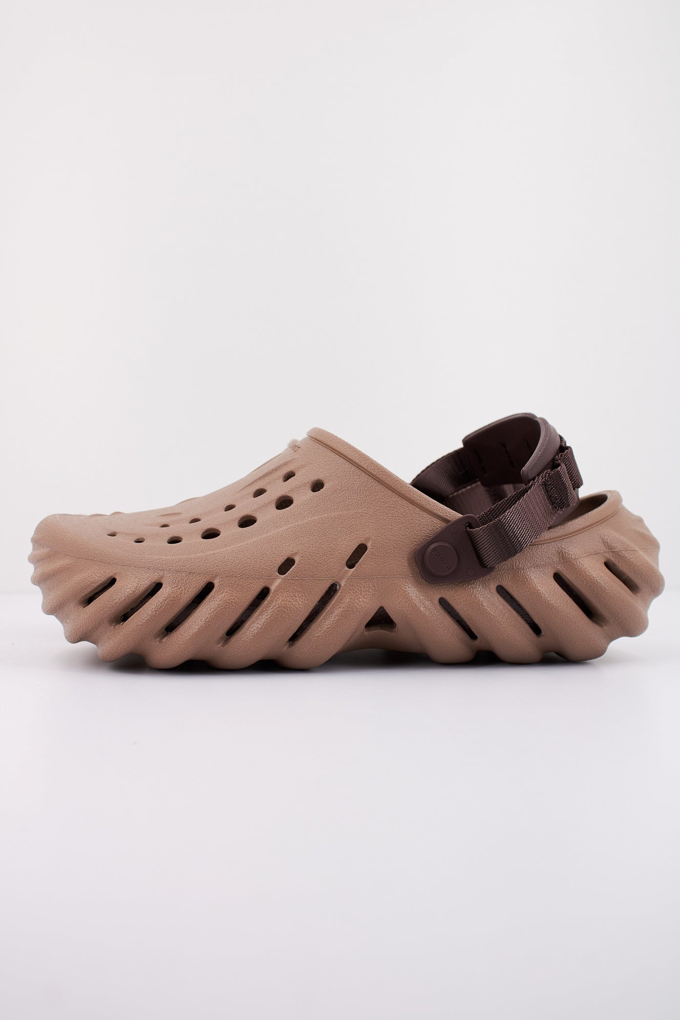 CROCS ECHO CLOG en color MARRON CLARO (1)