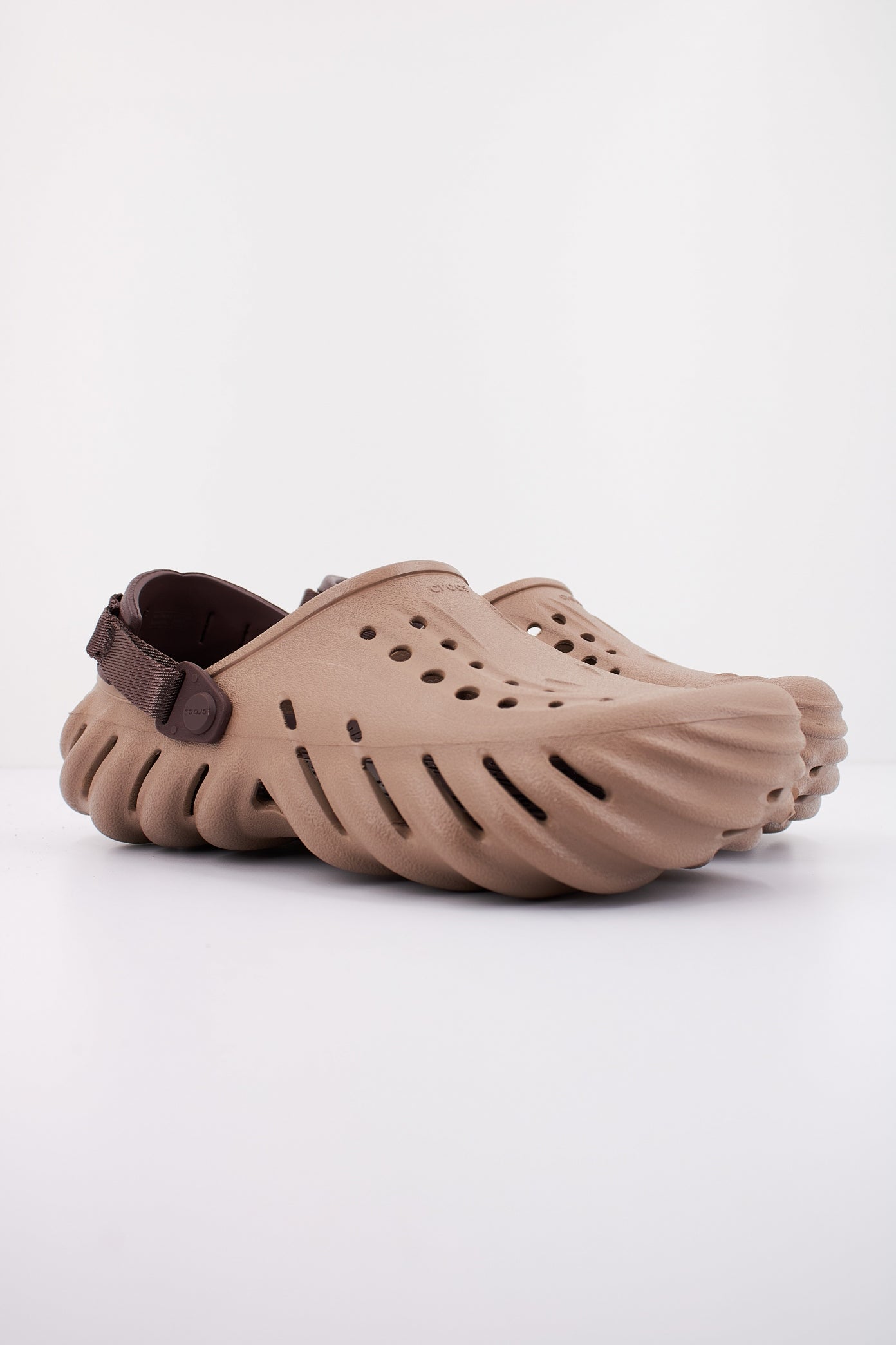 CROCS ECHO CLOG en color MARRON CLARO (2)