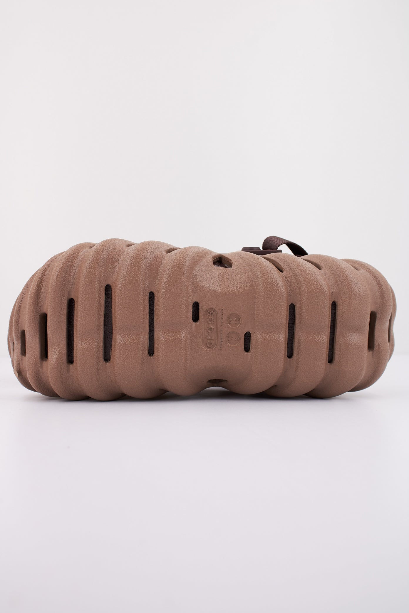 CROCS ECHO CLOG en color MARRON CLARO (4)