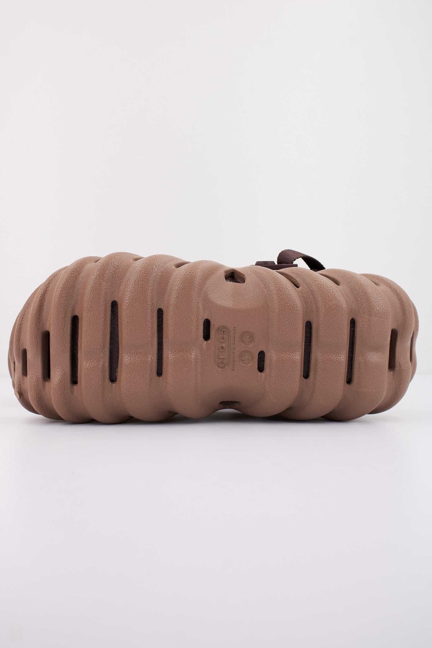CROCS ECHO CLOG en color MARRON CLARO (4)