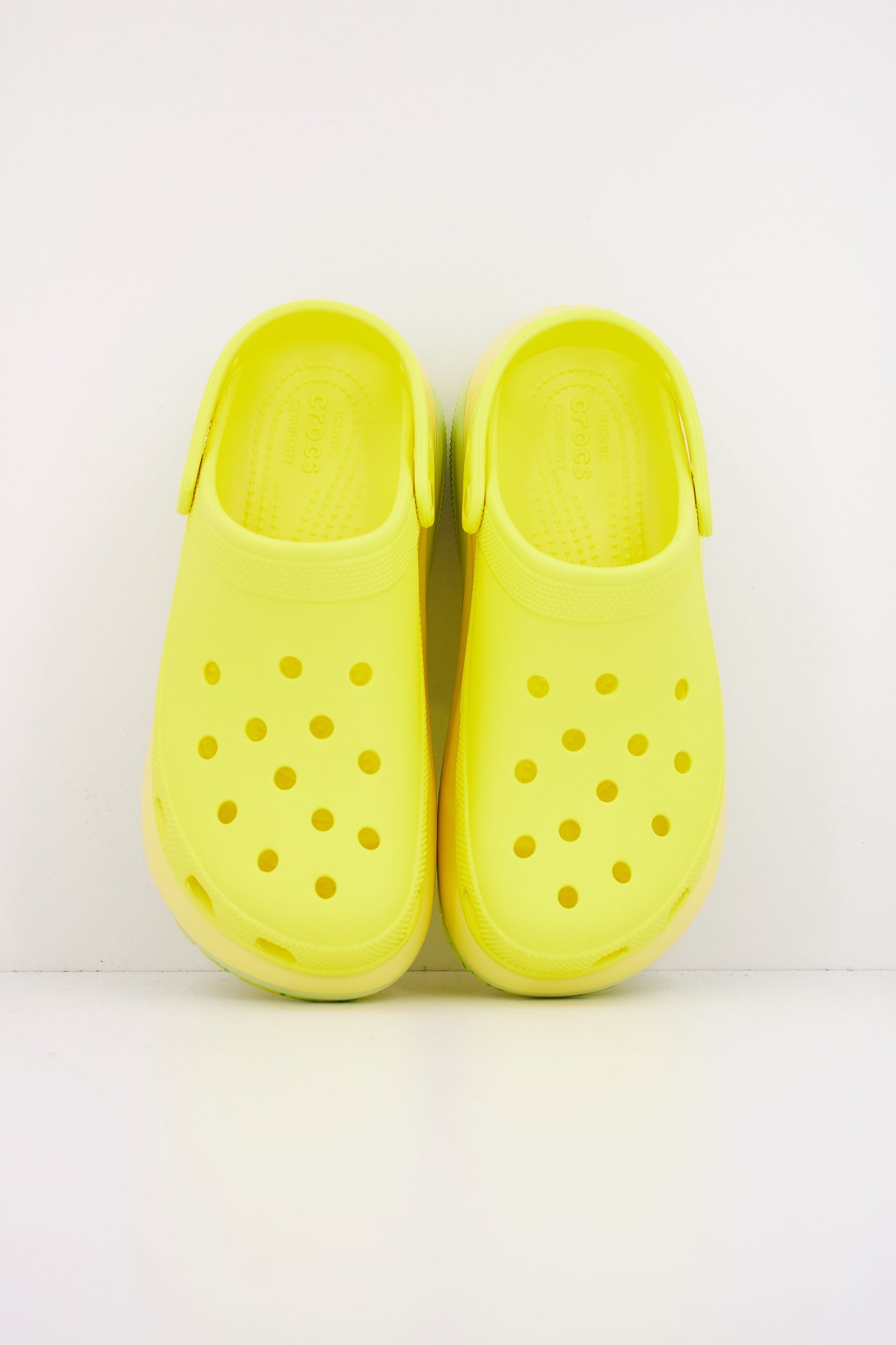 CROCS MEGA CRUSH CLOG en color AMARILLO (3)
