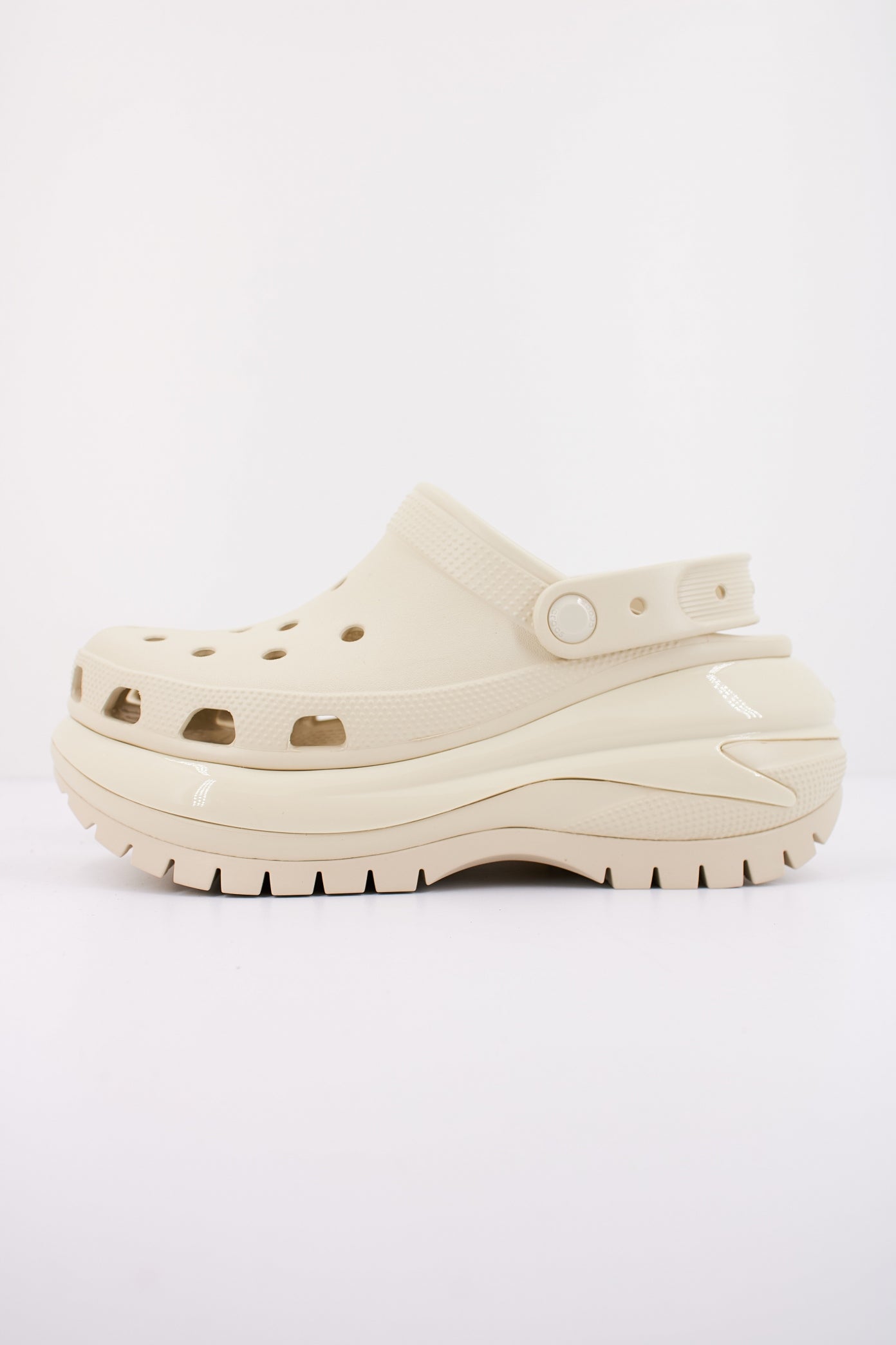 CROCS CLASSIC MEGA CRUSH CLOG en color BLANCO (1)
