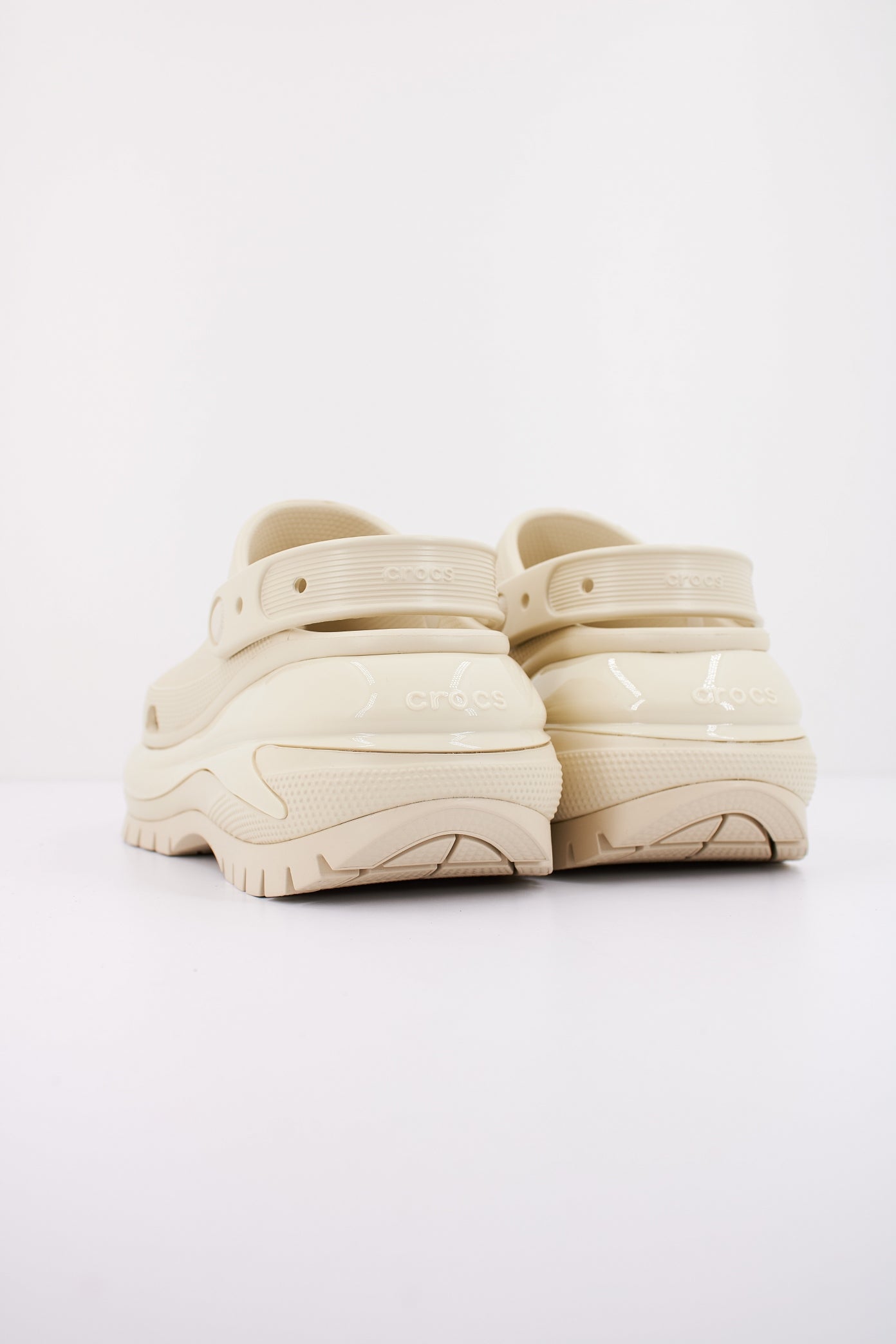 CROCS CLASSIC MEGA CRUSH CLOG en color BLANCO (3)