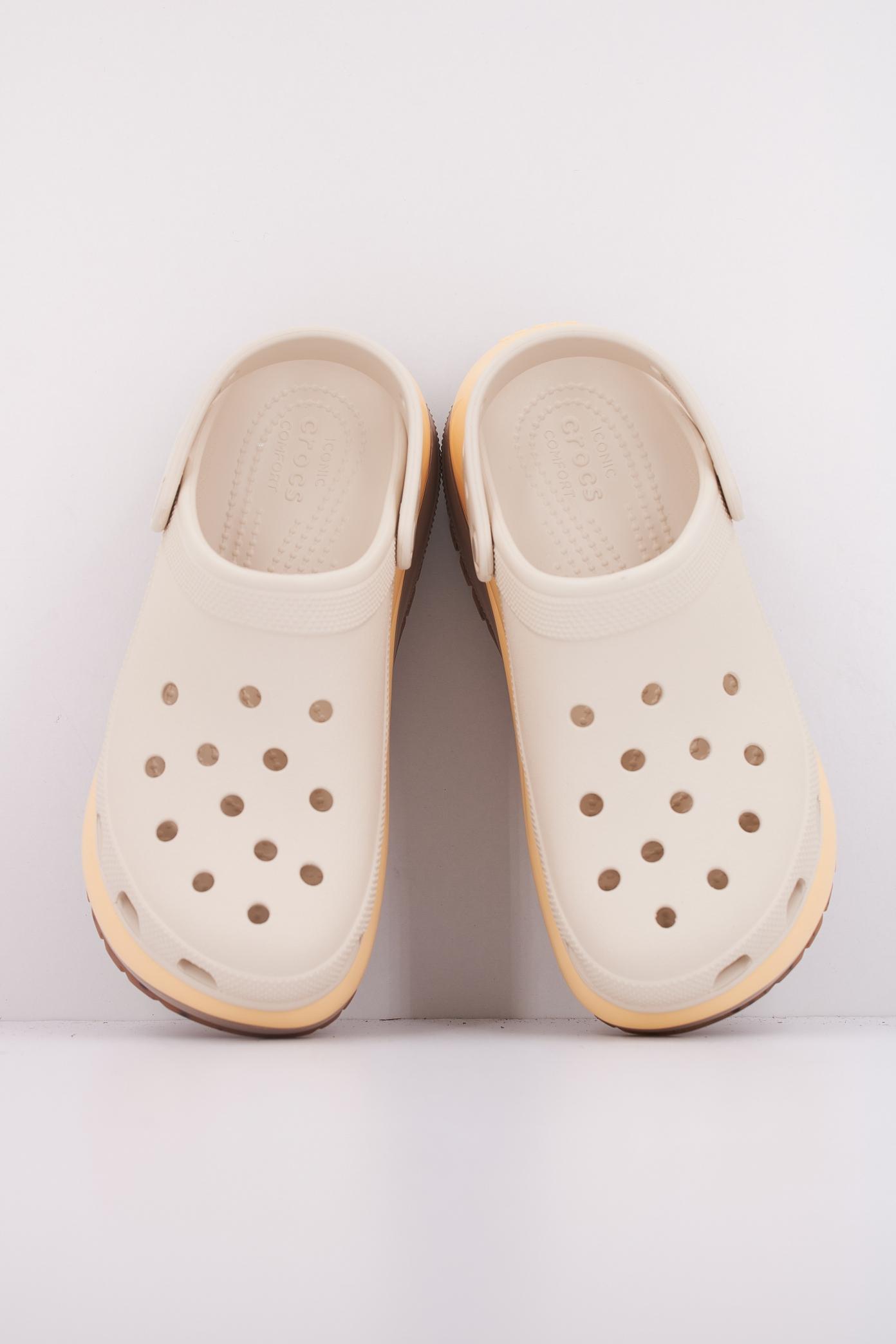 CROCS MEGA CRUSH U en color BEIS (3)