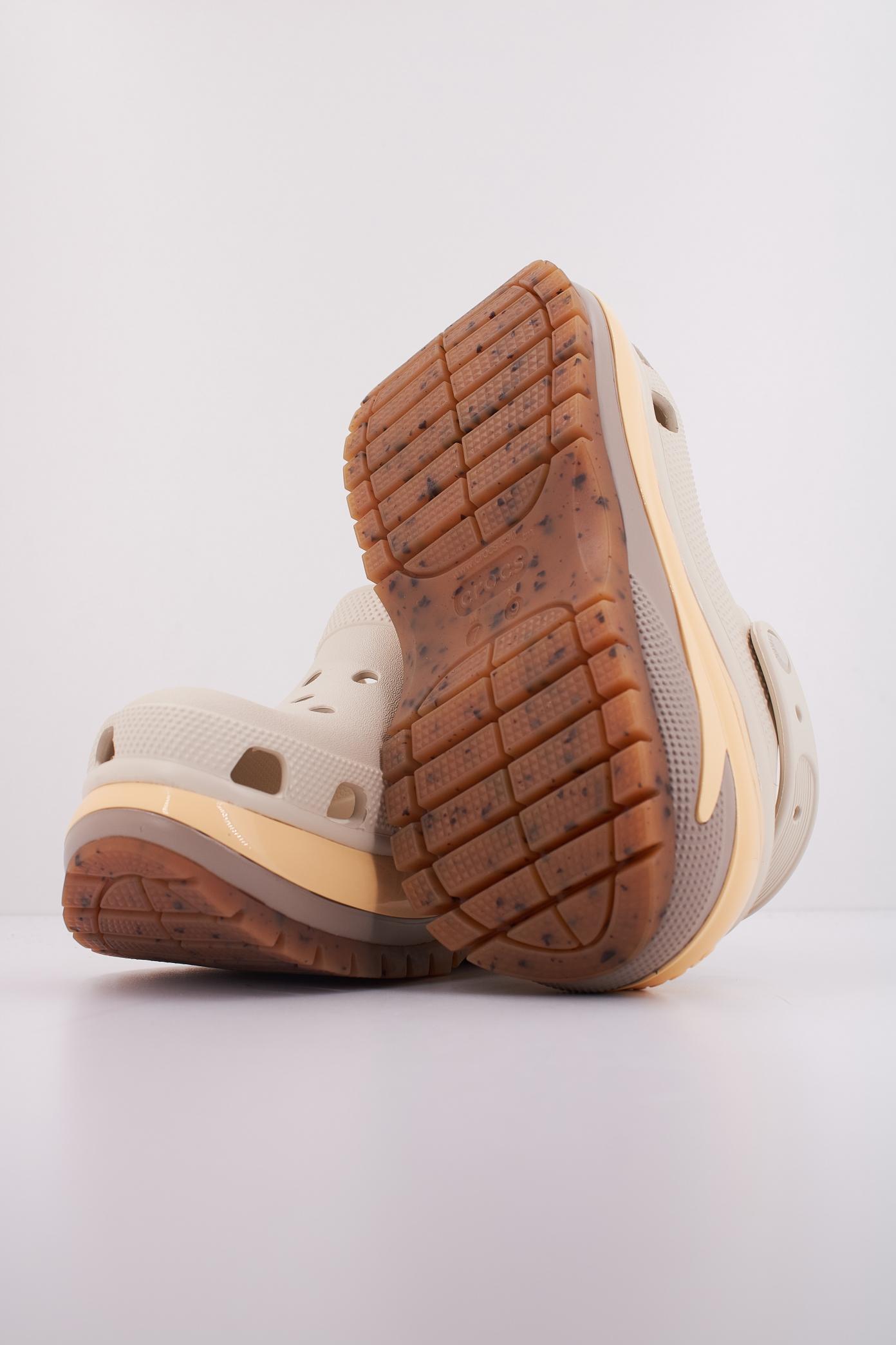 CROCS MEGA CRUSH U en color BEIS (5)