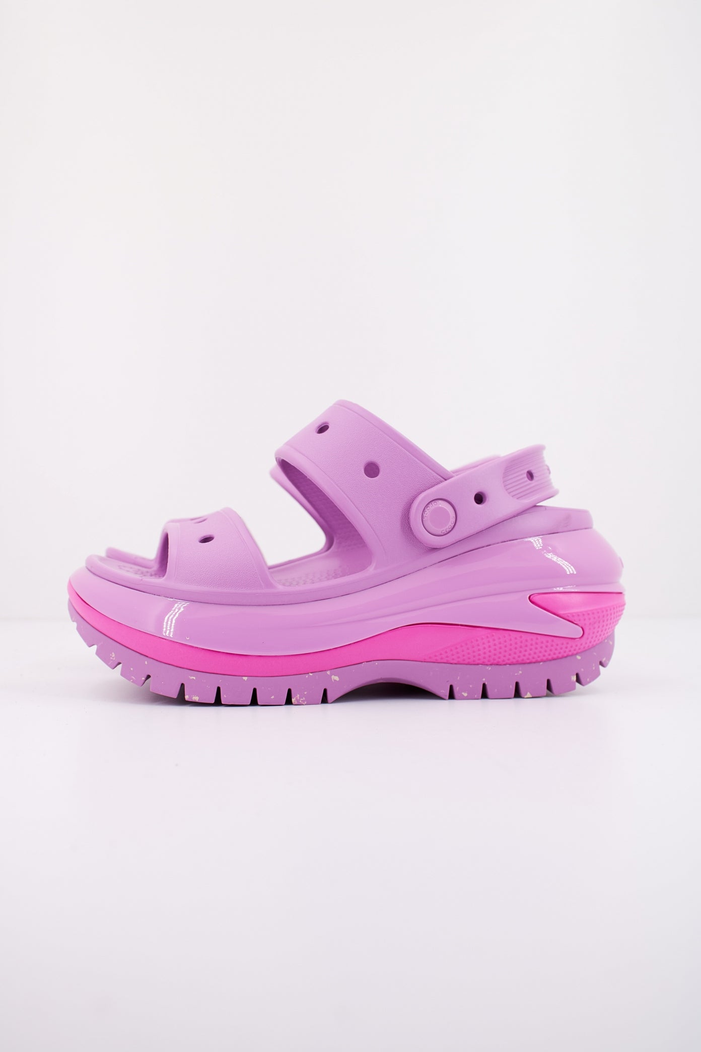CROCS CLASSIC MEGA CRUSH SANDAL en color VIOLETA (1)