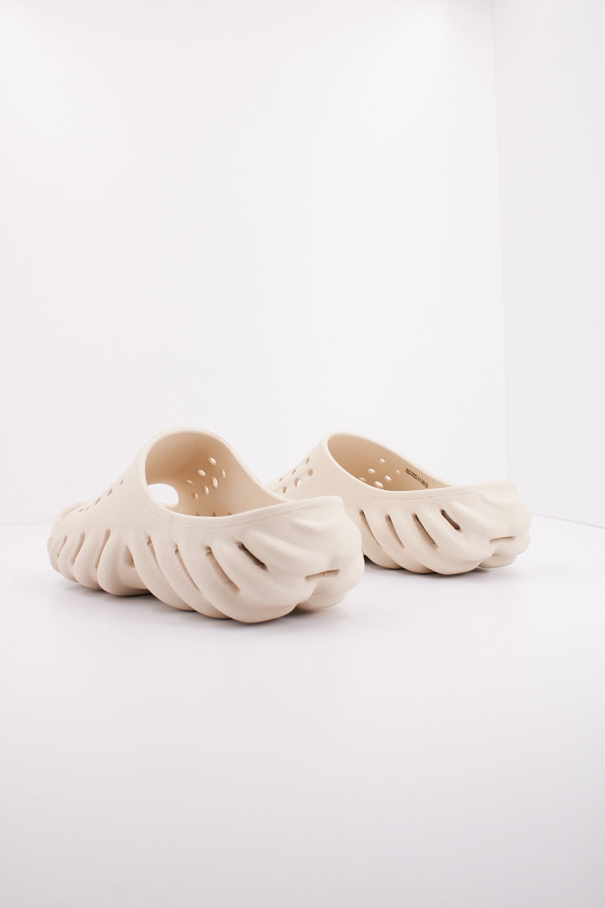 CROCS ECHO SLIDE en color BEIS (3)
