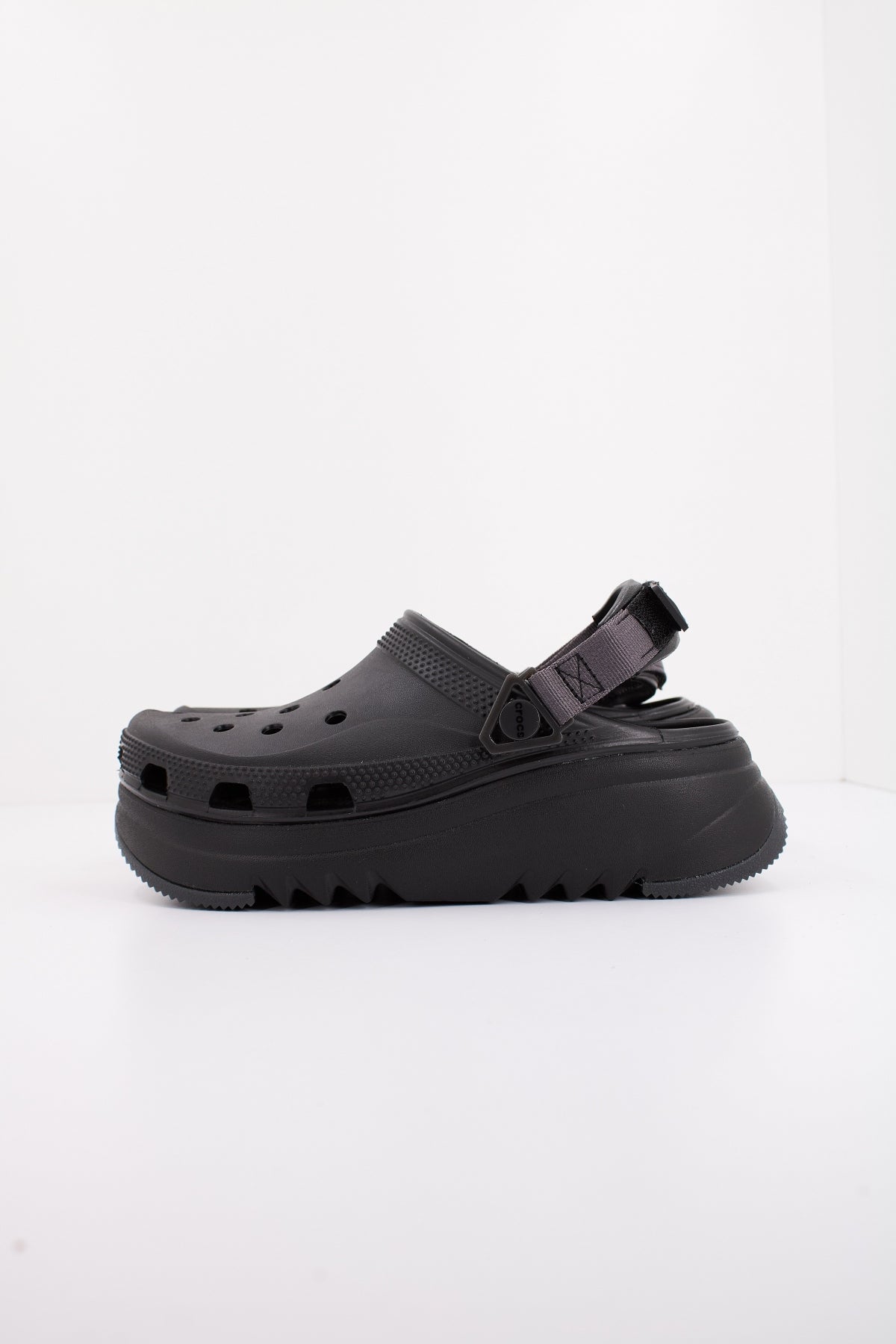 CROCS CLS HIKER XSCAPE CLG en color NEGRO (1)