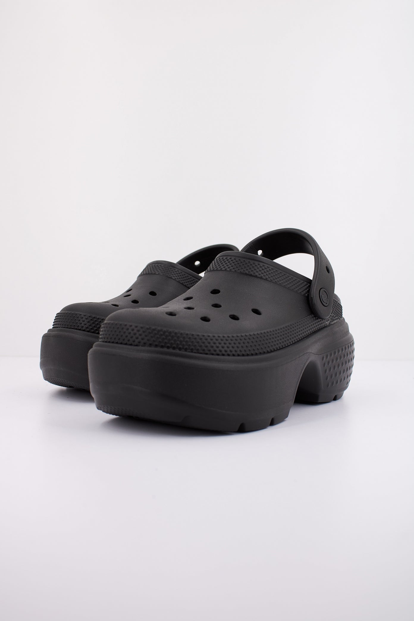 CROCS STOMP CLOG en color NEGRO  (2)