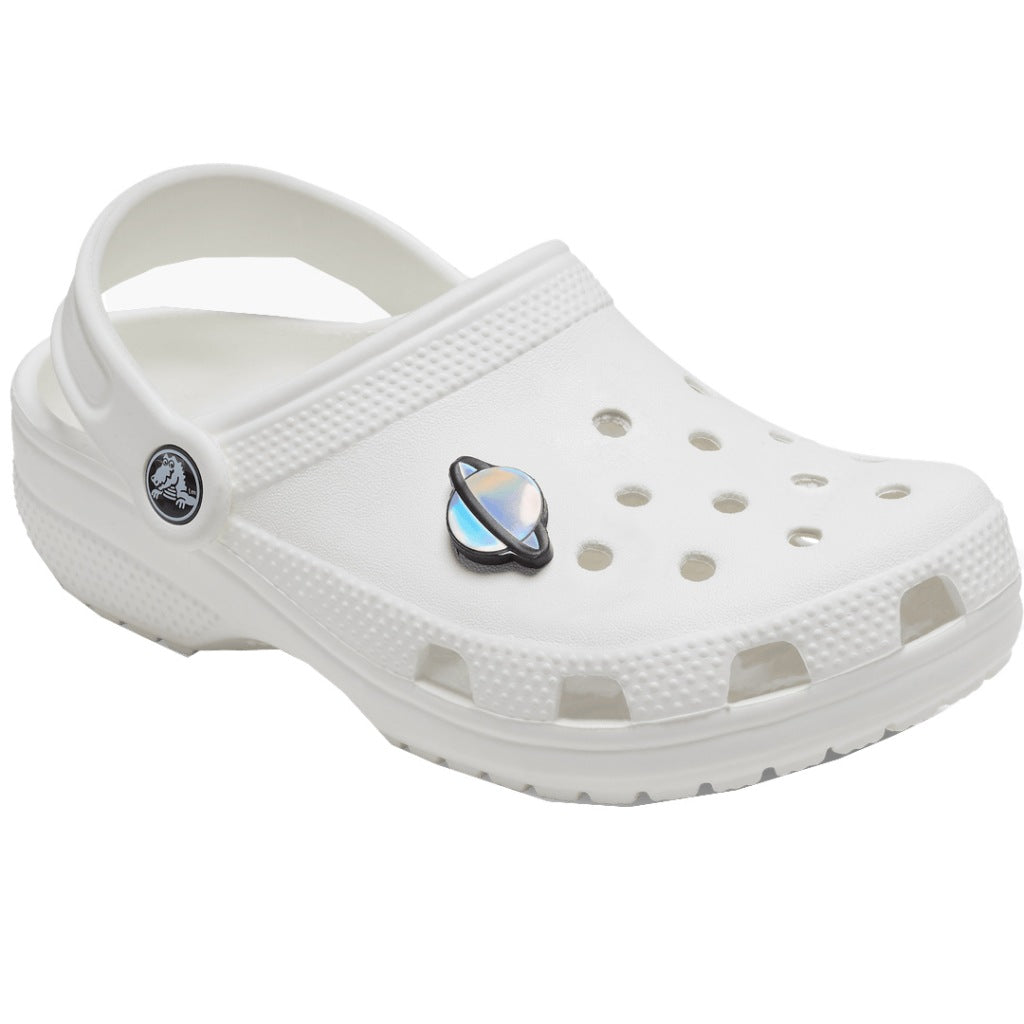 CROCS IRIDISCENT SATURN en color PLATA (4)