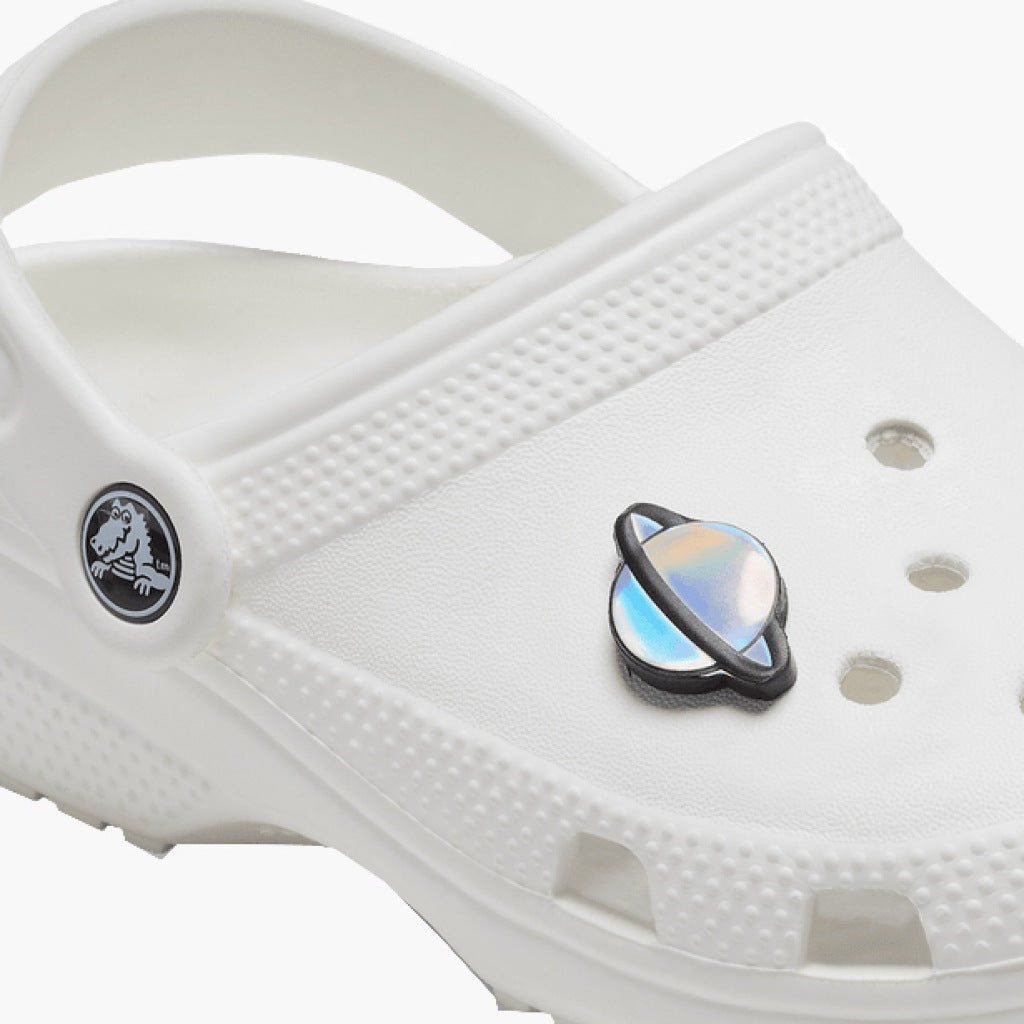 CROCS IRIDISCENT SATURN en color PLATA (6)