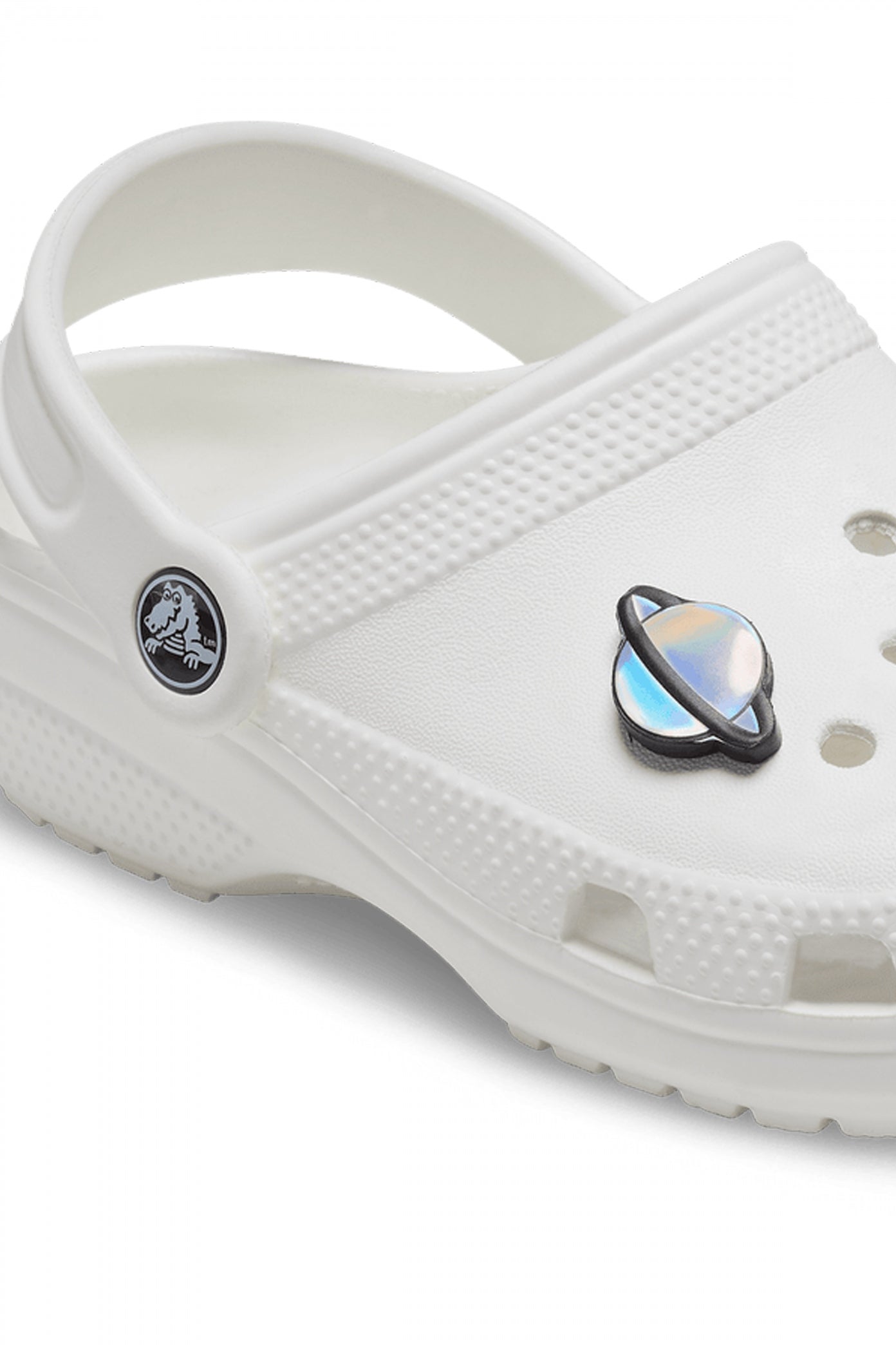 CROCS IRIDISCENT SATURN en color PLATA (3)