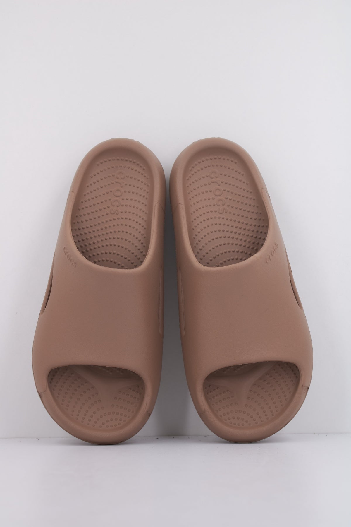 CROCS MELLOW RECOVERY SLIDE en color MARRON (4)