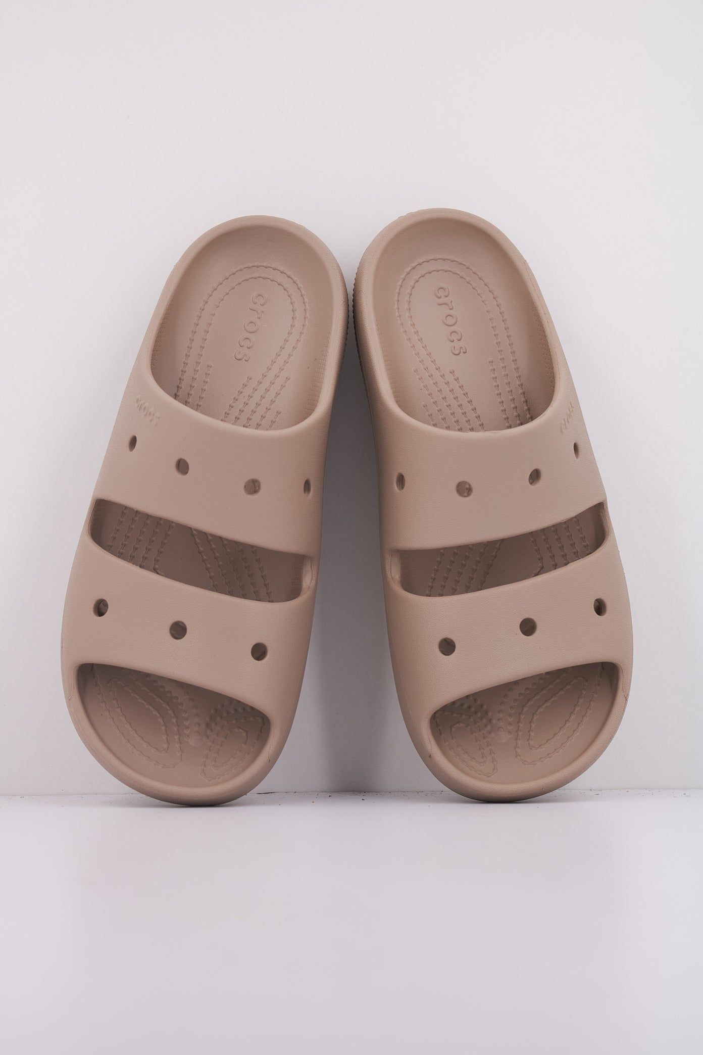 CROCS CLASSIC SANDAL V en color MARRON CLARO (3)