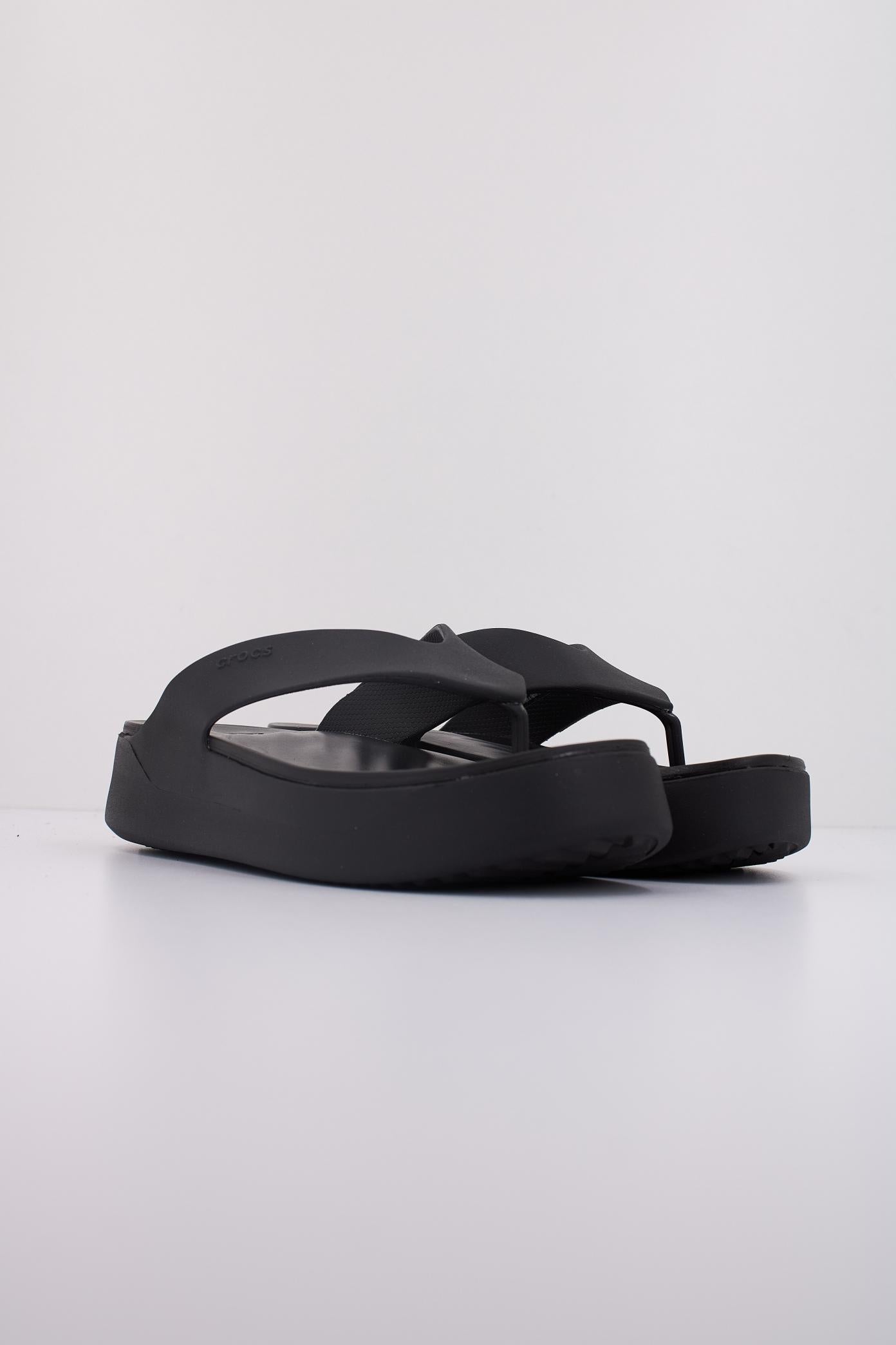 CROCS GETAWAY PLATFORM FLIP en color NEGRO (2)