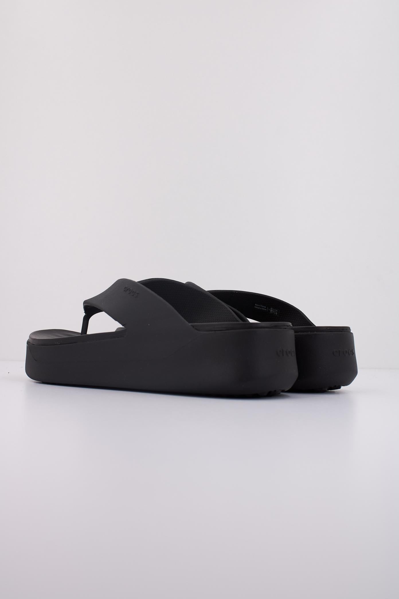 CROCS GETAWAY PLATFORM FLIP en color NEGRO (4)