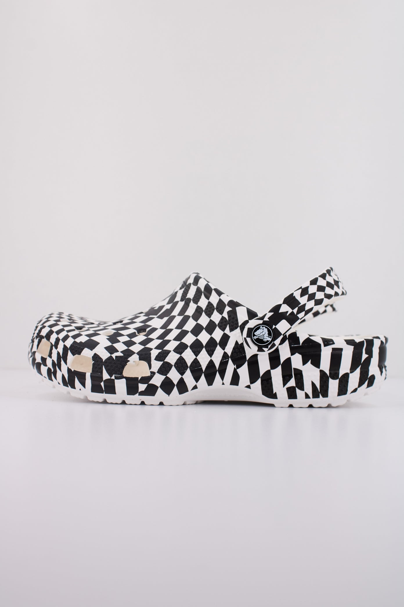 CROCS CLASSIC WARPED CHECKER CLOG en color BLANCO (1)